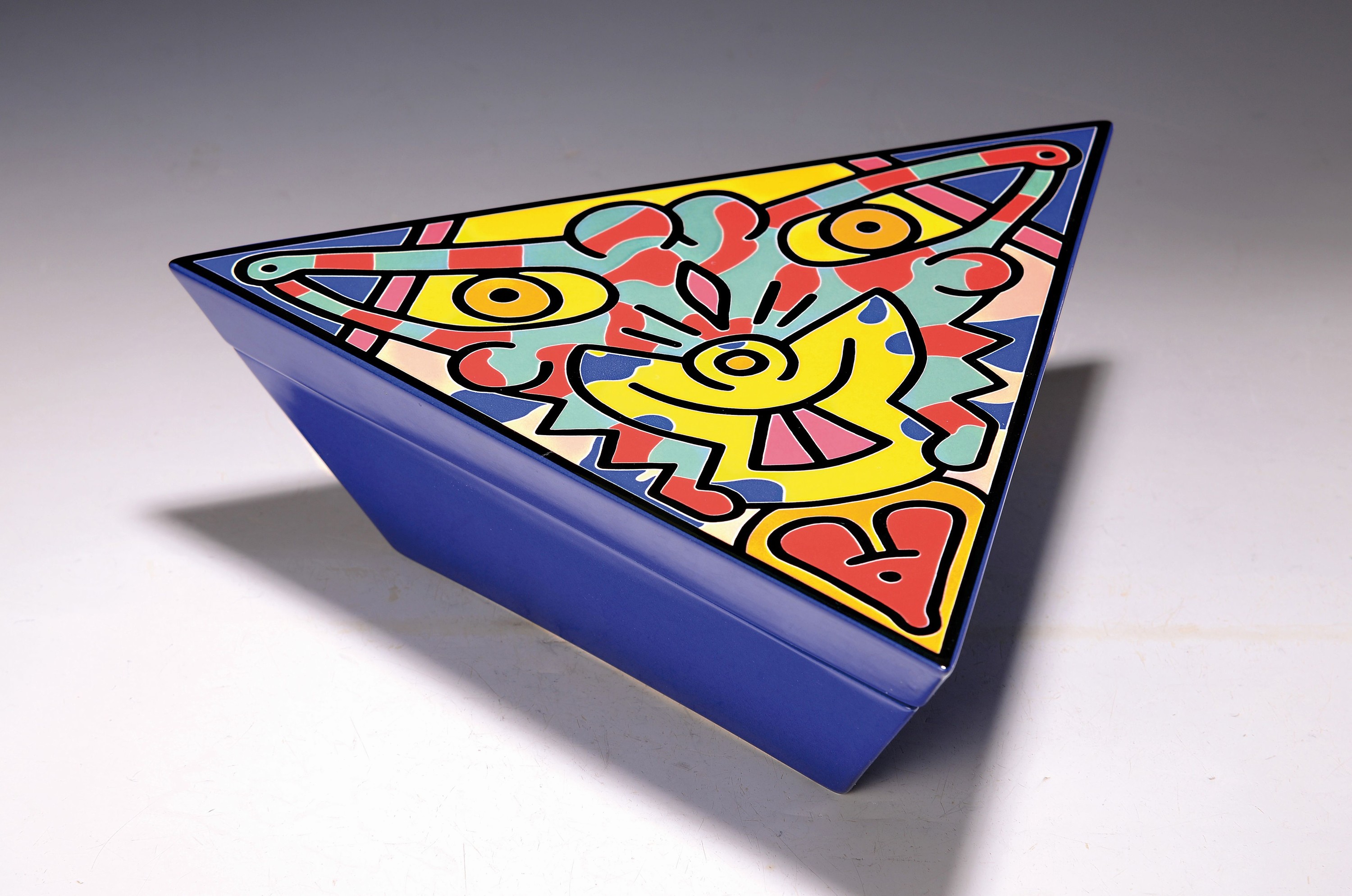 Detail b: Keith Haring fürVilleroy & Boch: Spirit of Art No. 2, Serie aus 3 Kunstobjekten: Centerpiece, Sculpture und Box, Edition TriBeCa, 1992, limit. ...