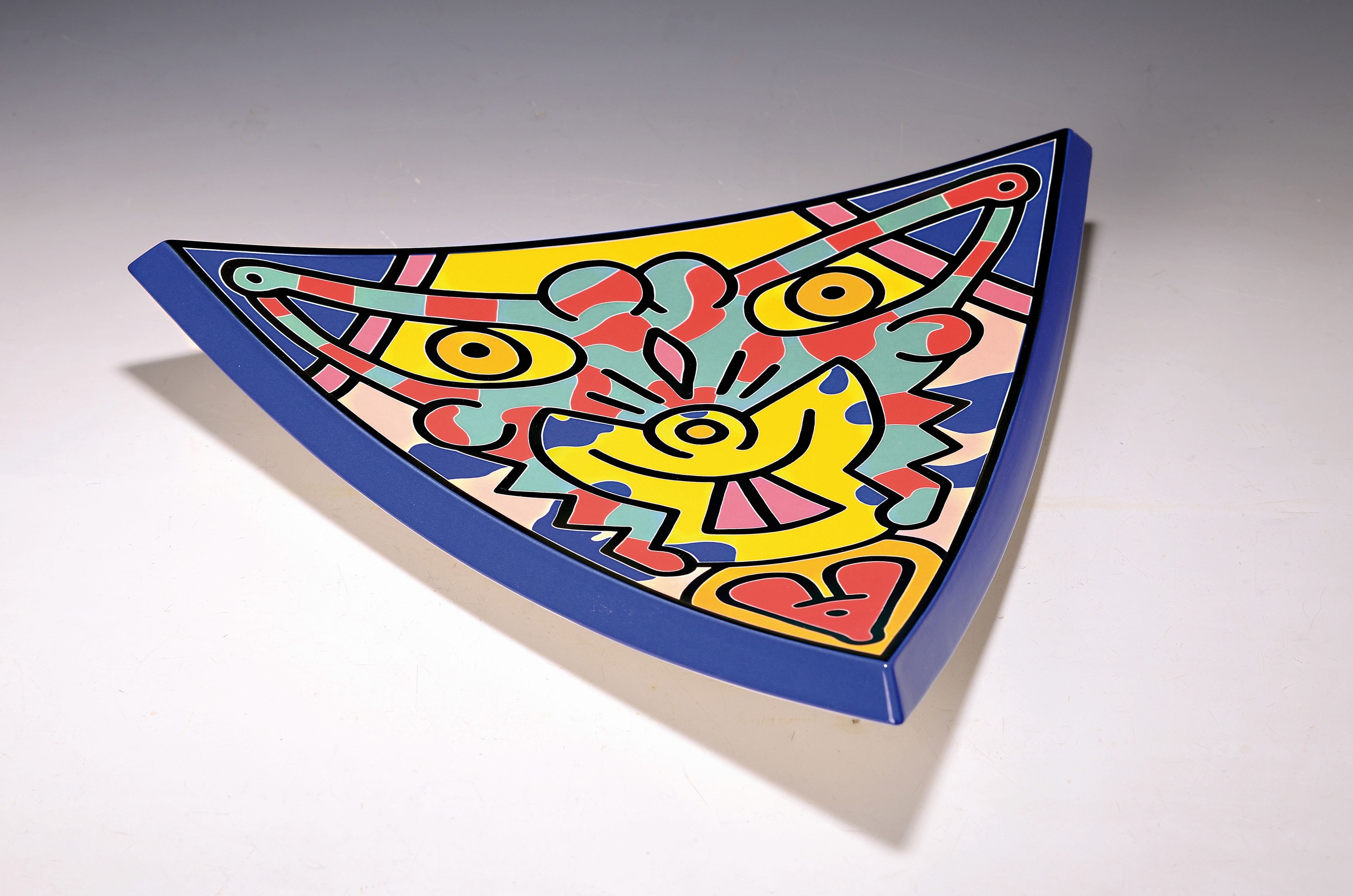 Detail k: Keith Haring fürVilleroy & Boch: Spirit of Art No. 2, Serie aus 3 Kunstobjekten: Centerpiece, Sculpture und Box, Edition TriBeCa, 1992, limit. ...