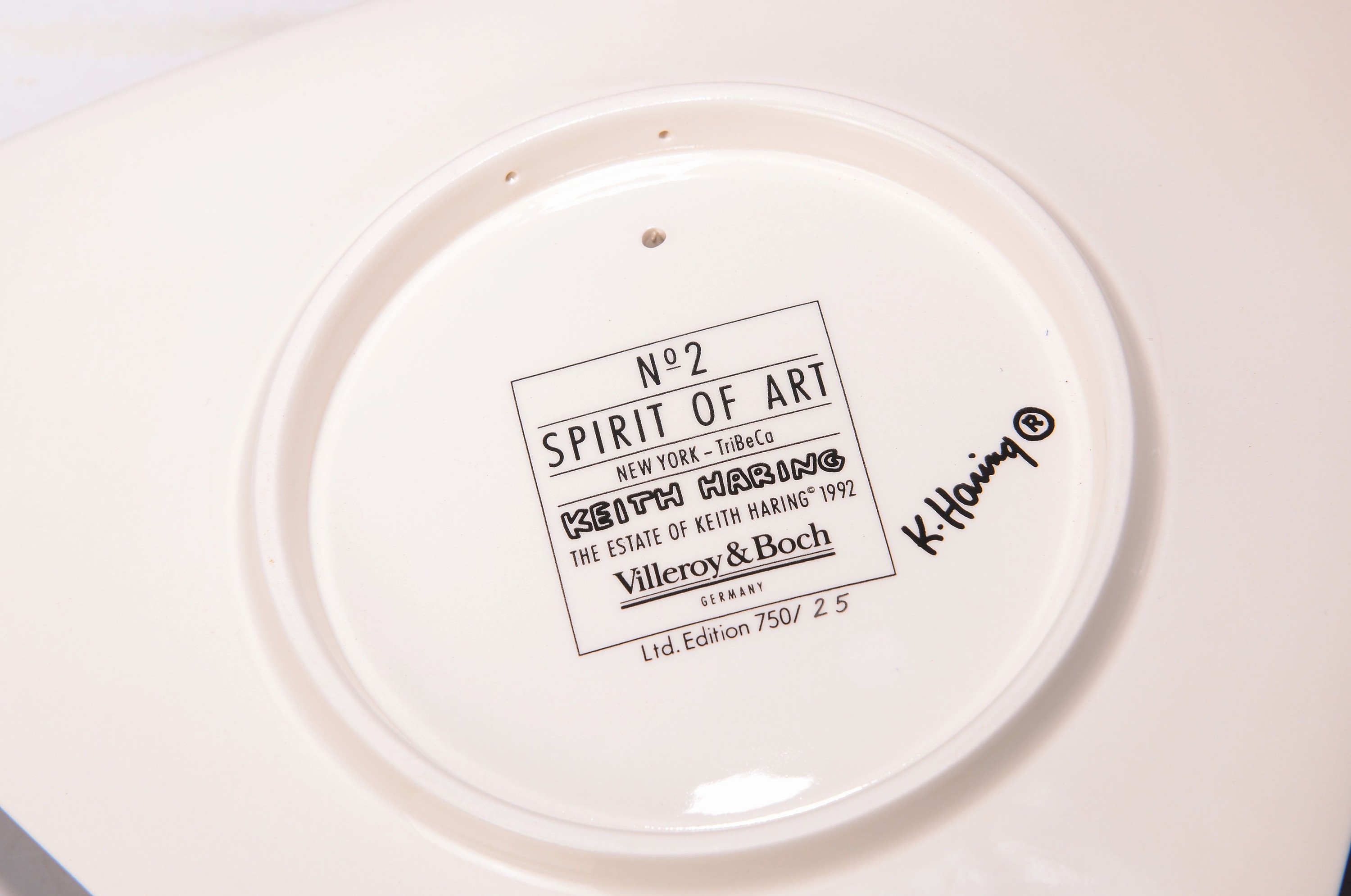 Detail n: Keith Haring fürVilleroy & Boch: Spirit of Art No. 2, Serie aus 3 Kunstobjekten: Centerpiece, Sculpture und Box, Edition TriBeCa, 1992, limit. ...