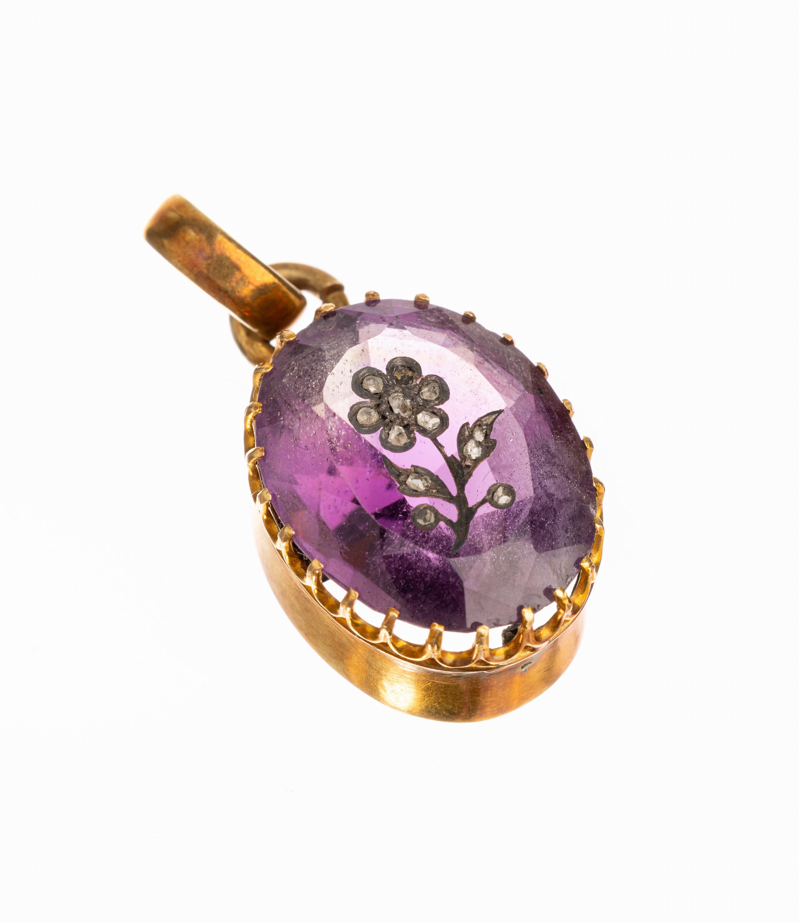 14 kt Gold Amethyst-Anhänger, GG 585/000 gepr., um 1900, ovalfacett. Amethyst, aufgelegte Blüte mit Diamantrosen ausgefaßt, Krappenfassung, total ...