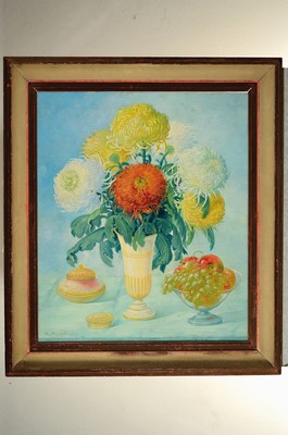 26786915k - A. Menz, painter of the 1st half of the 20th century, still life with chrysanthemums, lidded boxes and fruit bowl, oil/wood, signed lower left, approx. 68x58cm, frame approx. 84x72cm