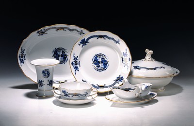 Image 26786921 - Dinner set/dinner set, Meissen, 20th century, blue dragon, gold decoration, for 6 persons, 6menu plates, 5 soup bowls with saucers, 6 pastry plates, sauce boat, oval platter L.36 cm, vegetable bowl, lidded bowl, vase, couple spice shaker, gold edges, new cutting