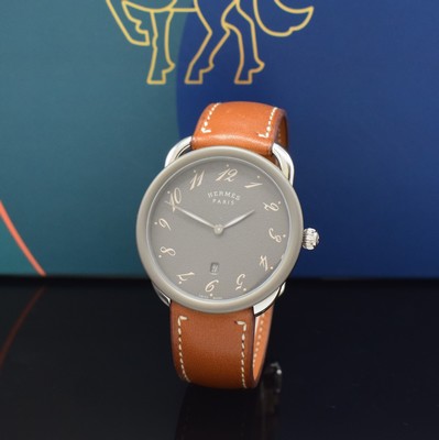 Image HERMES wristwatch series Arceau reference AR7Q.810a, stainless steel case including original leather strap with original buckle, quartz, case back 5 -fach screwed down, gray structured dial with Arabic hour, display of hour & minutes, diameter approx. 40 mm, Hermes storage back enclosed, unworn stock, condition 1-2