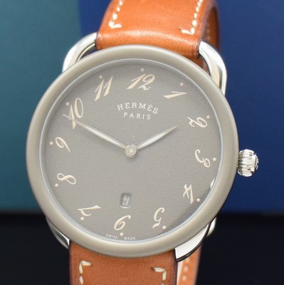 26787182a - HERMES wristwatch series Arceau reference AR7Q.810a, stainless steel case including original leather strap with original buckle, quartz, case back 5 -fach screwed down, gray structured dial with Arabic hour, display of hour & minutes, diameter approx. 40 mm, Hermes storage back enclosed, unworn stock, condition 1-2
