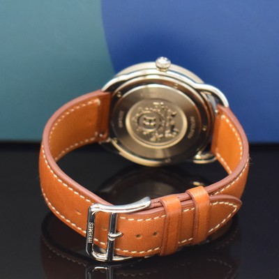 26787182b - HERMES wristwatch series Arceau reference AR7Q.810a, stainless steel case including original leather strap with original buckle, quartz, case back 5 -fach screwed down, gray structured dial with Arabic hour, display of hour & minutes, diameter approx. 40 mm, Hermes storage back enclosed, unworn stock, condition 1-2