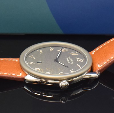 26787182c - HERMES wristwatch series Arceau reference AR7Q.810a, stainless steel case including original leather strap with original buckle, quartz, case back 5 -fach screwed down, gray structured dial with Arabic hour, display of hour & minutes, diameter approx. 40 mm, Hermes storage back enclosed, unworn stock, condition 1-2
