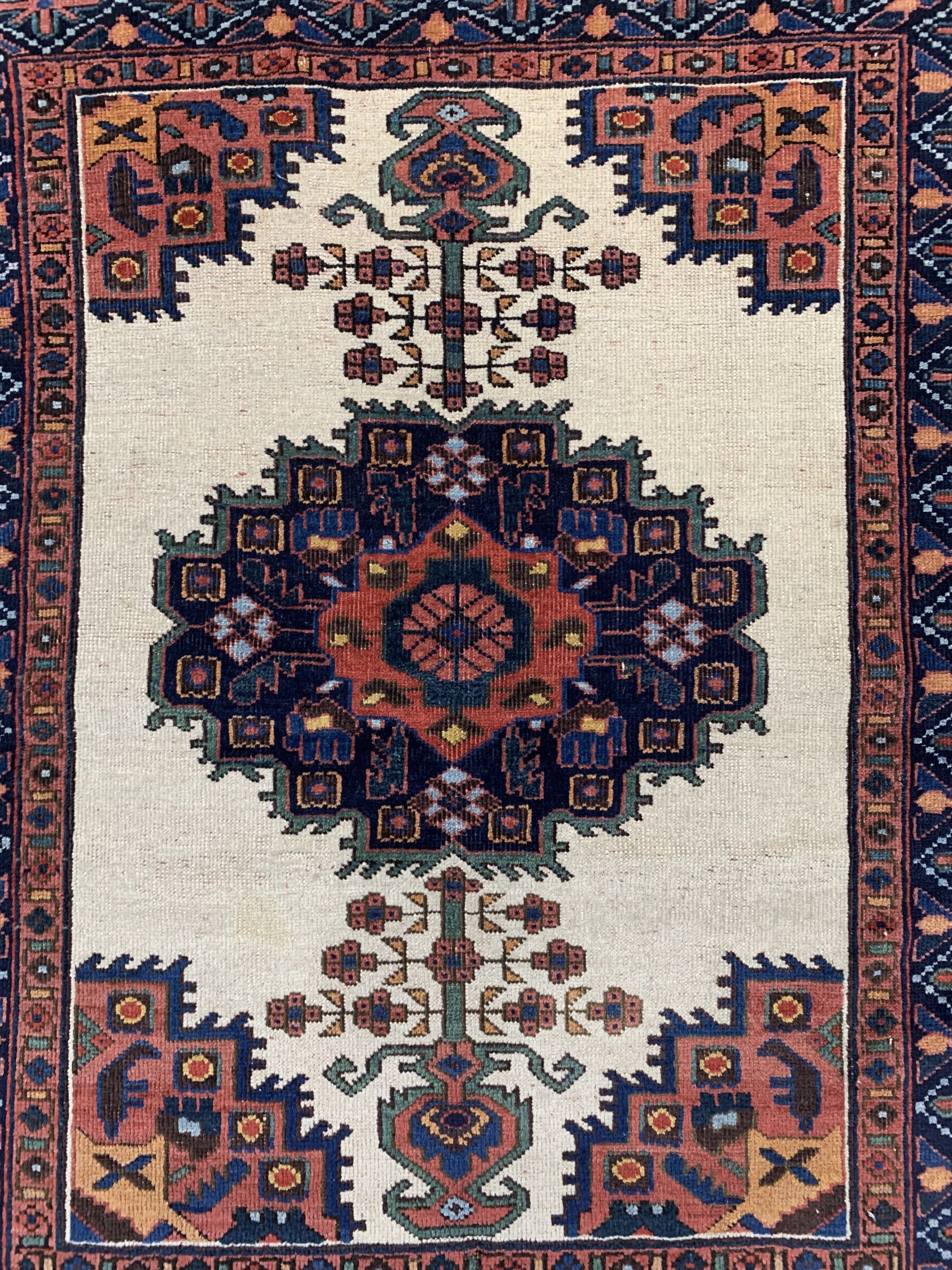 Detail b: Antiker Afschar, Persien, um 1900, Wolle auf Wolle, ca. 118 x 97 cm, EHZ: 2-3