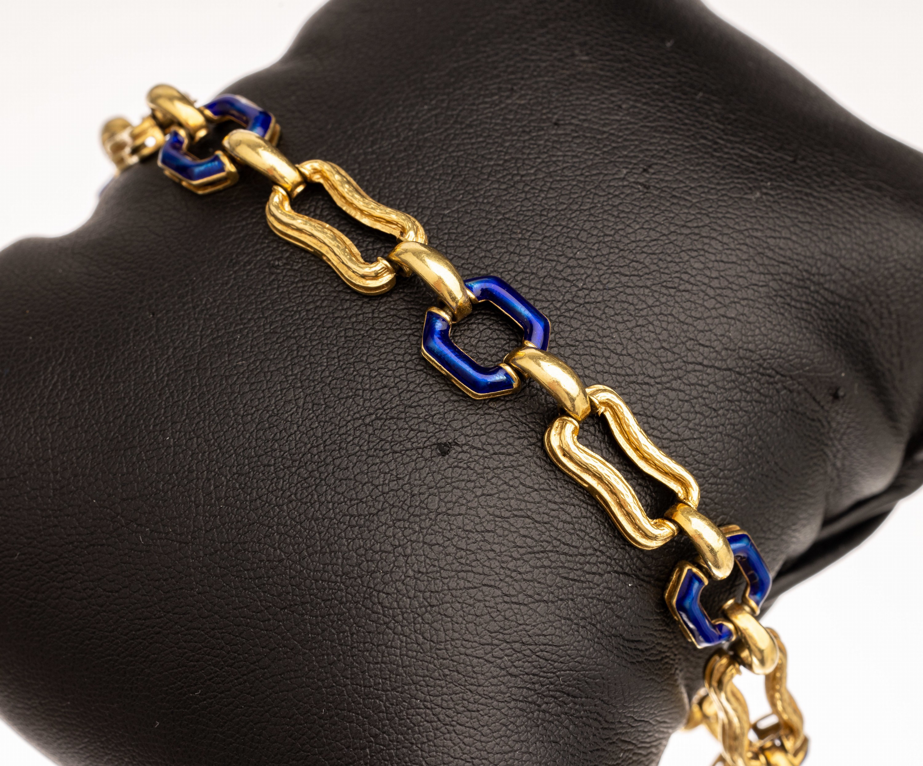 18 kt Gold Email-Armband, GG 750/000, royalblau emaill., min. Fehlstellen, total ca. 20.3 g, L. ca. 19.5 cm, Kastenschloß mit Sicherheitsacht