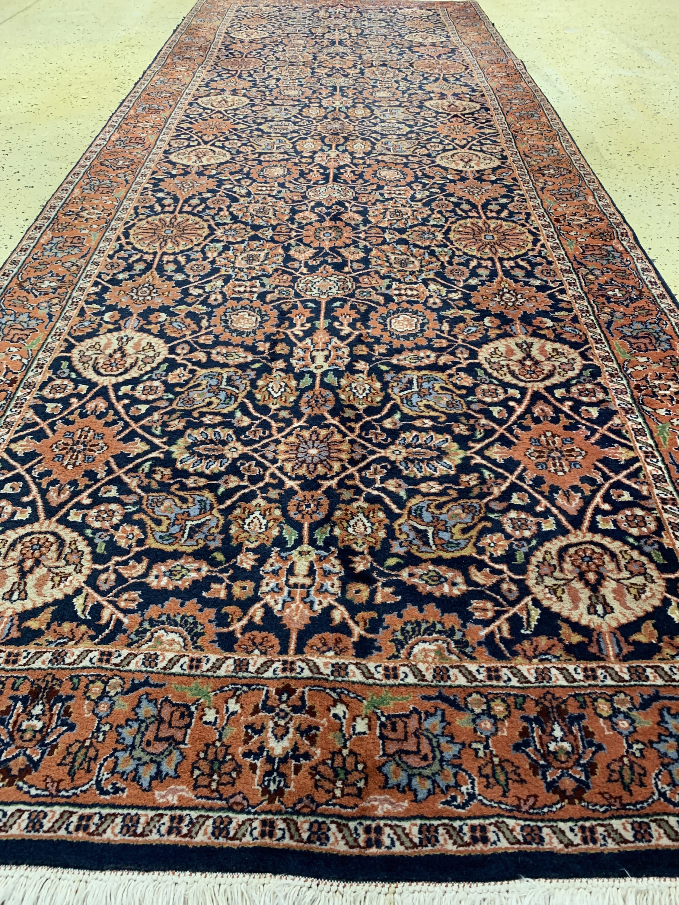 Detail d: Indo Sarogh, Indien, ca. 40 Jahre, Wolle auf Baumwolle, ca. 370 x 133 cm, EHZ: 2