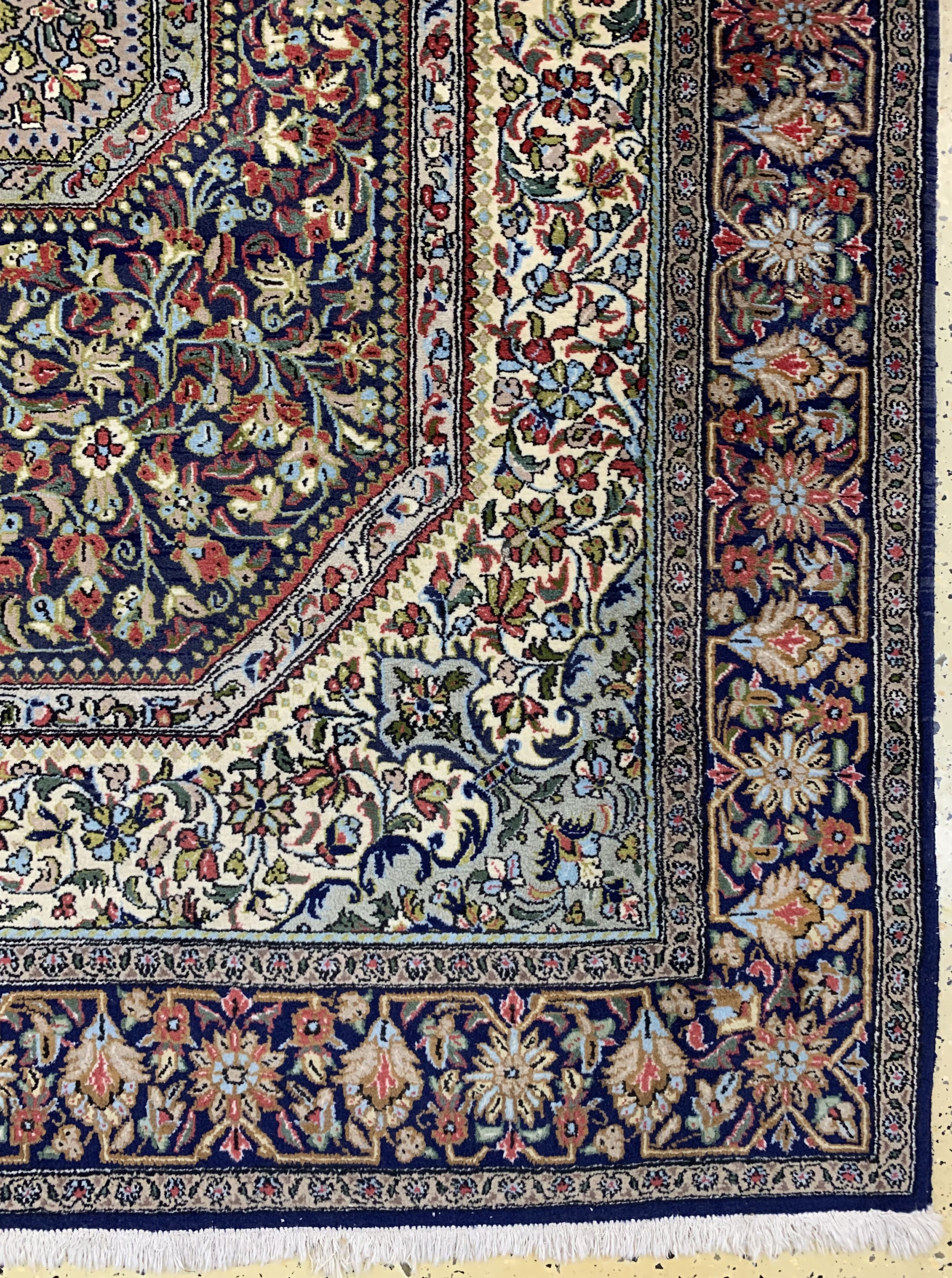 Detail a: Ghom Kork, Persien, ca. 40 Jahre, Korkwolleauf Baumwolle, ca. 212 x 143 cm, EHZ: 2, (minimal Mottenfraß am Rand).