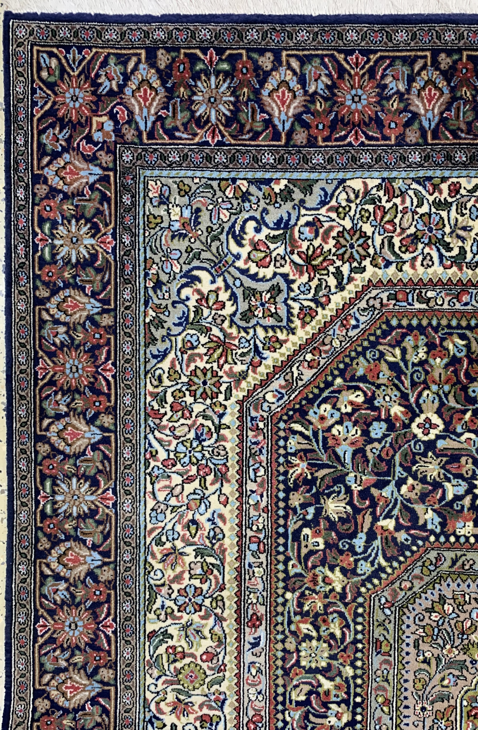 Detail c: Ghom Kork, Persien, ca. 40 Jahre, Korkwolleauf Baumwolle, ca. 212 x 143 cm, EHZ: 2, (minimal Mottenfraß am Rand).