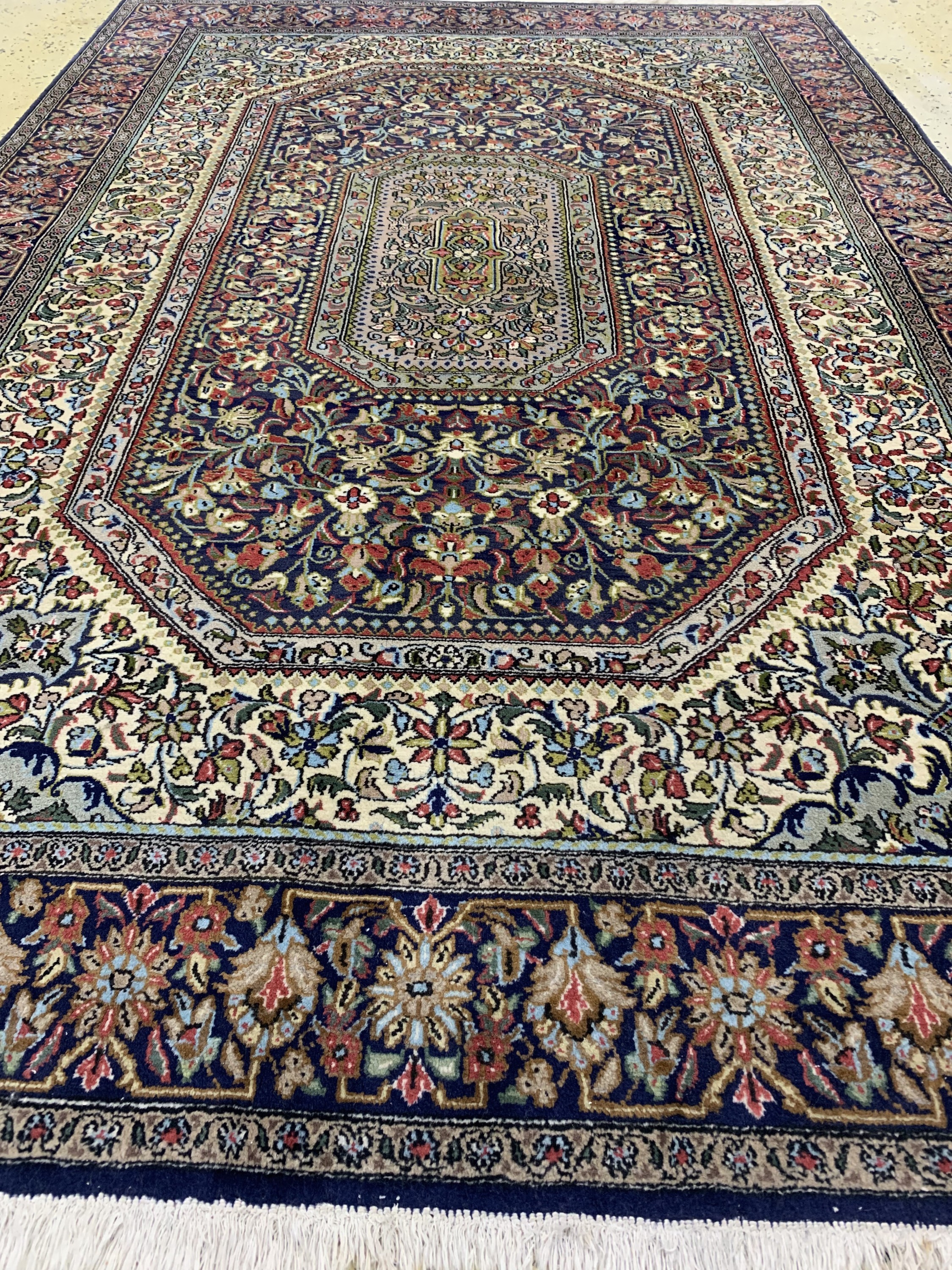 Detail d: Ghom Kork, Persien, ca. 40 Jahre, Korkwolleauf Baumwolle, ca. 212 x 143 cm, EHZ: 2, (minimal Mottenfraß am Rand).