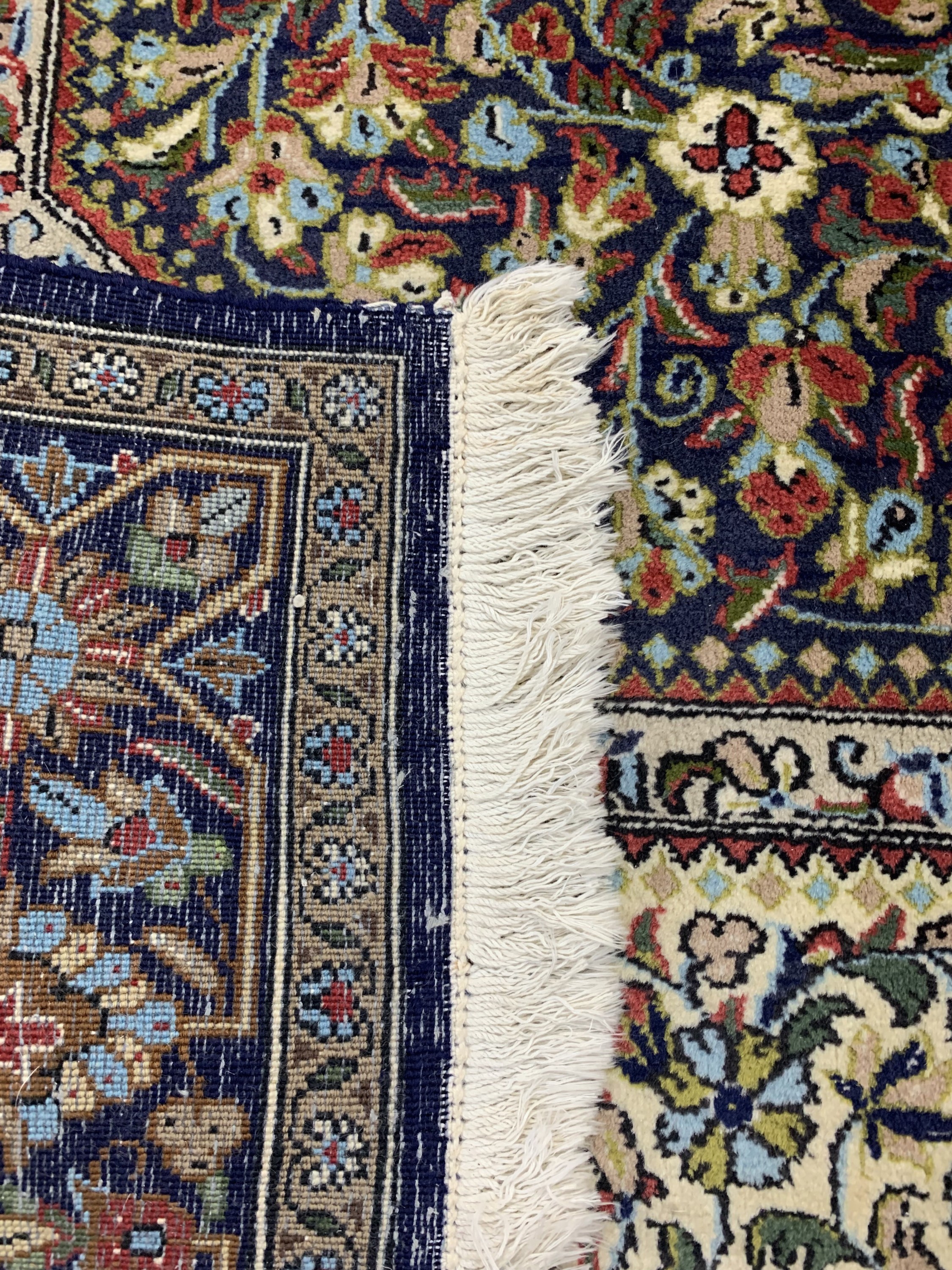 Detail e: Ghom Kork, Persien, ca. 40 Jahre, Korkwolleauf Baumwolle, ca. 212 x 143 cm, EHZ: 2, (minimal Mottenfraß am Rand).