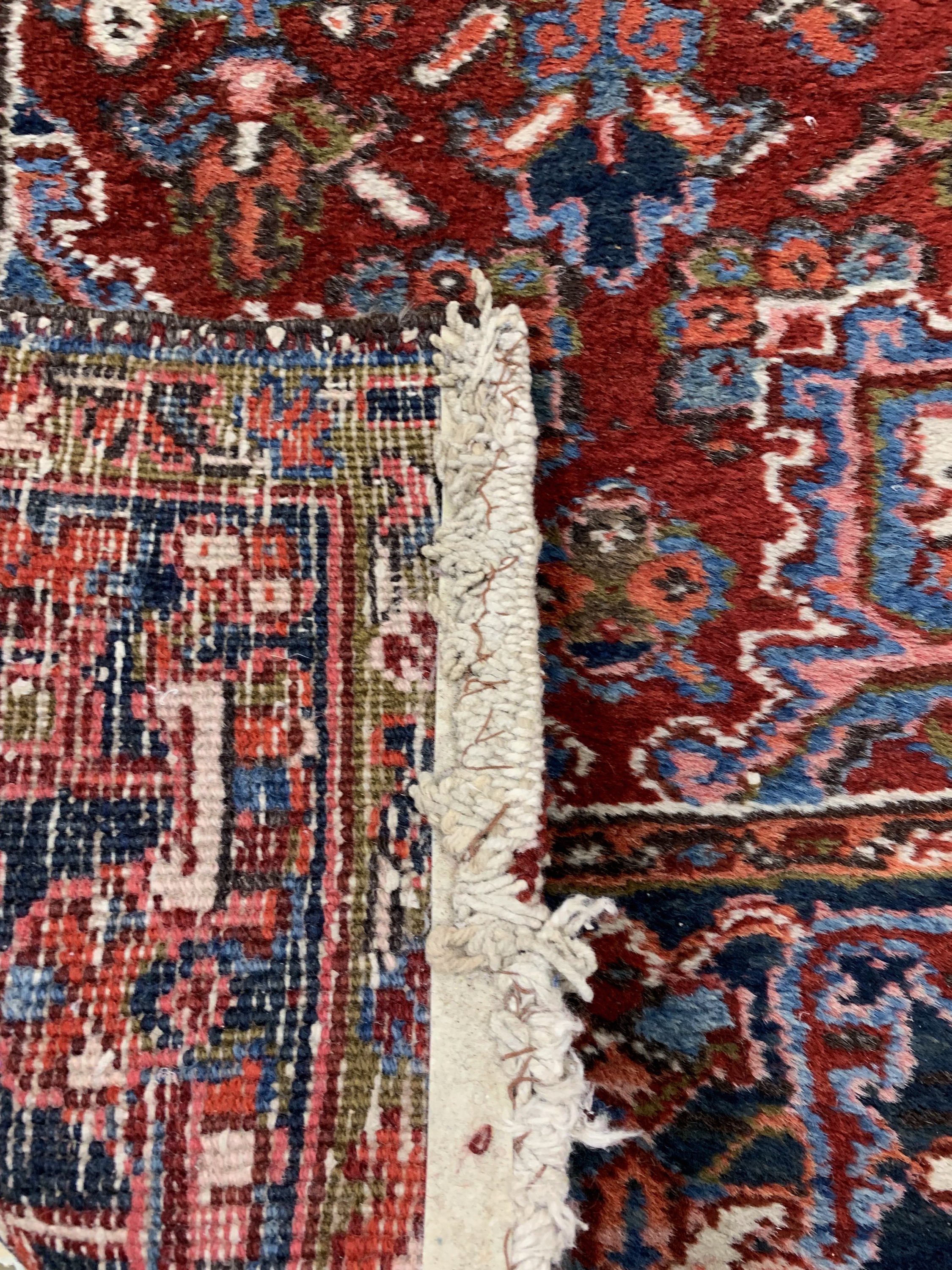 Detail d: Heriz alt, Persien, Mitte 20.Jhd, Wolle aufBaumwolle, ca. 338 x 92 cm, EHZ: 2-3