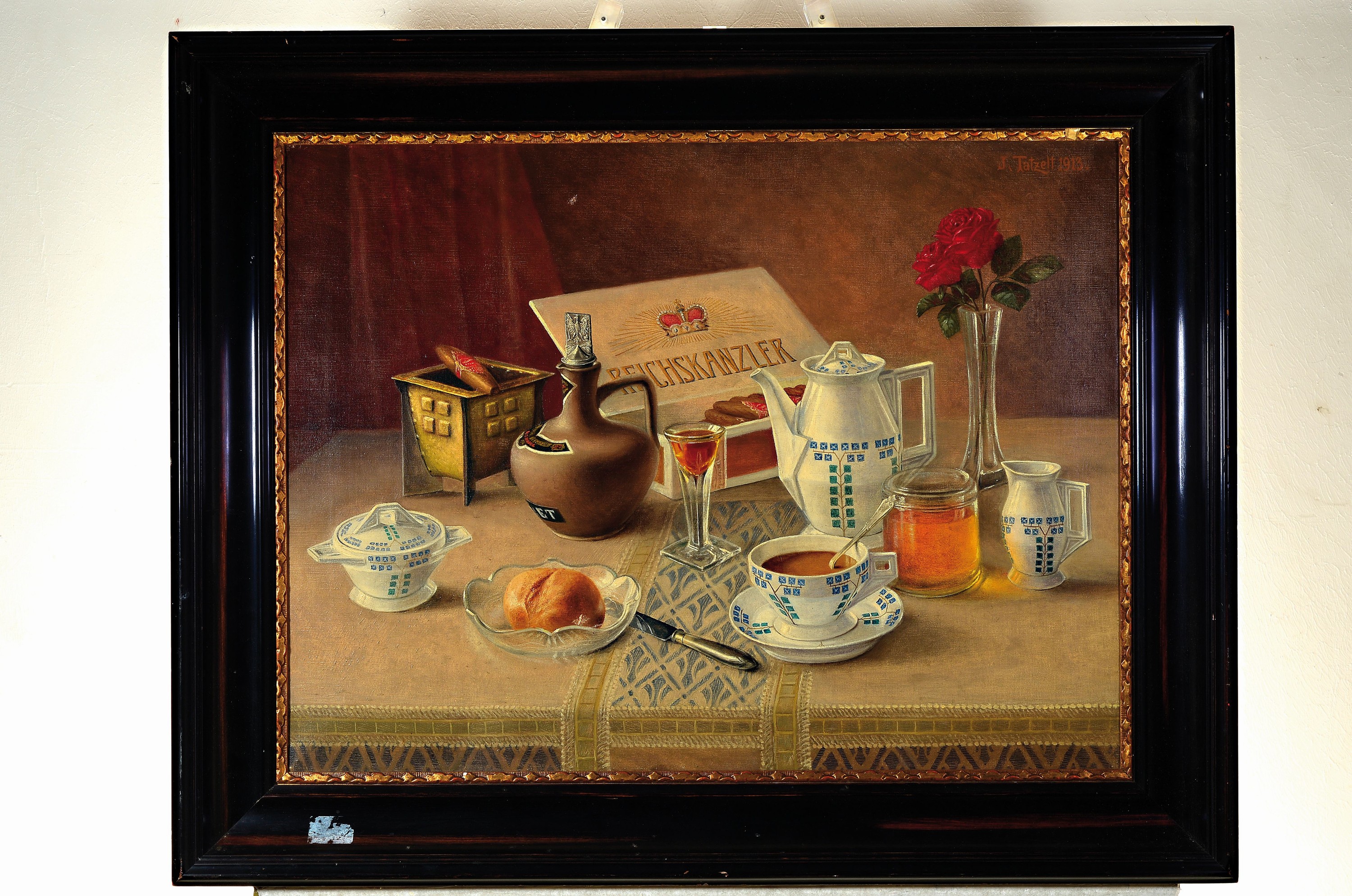 Detail k: J. Taztelt, datiert 1913, Frühstücks -Stillleben mit zeittypischem Kaffeegeschirr, Brötchen und Honig, Zigarren und Likör, Öl/Lwd, rechts oben ...