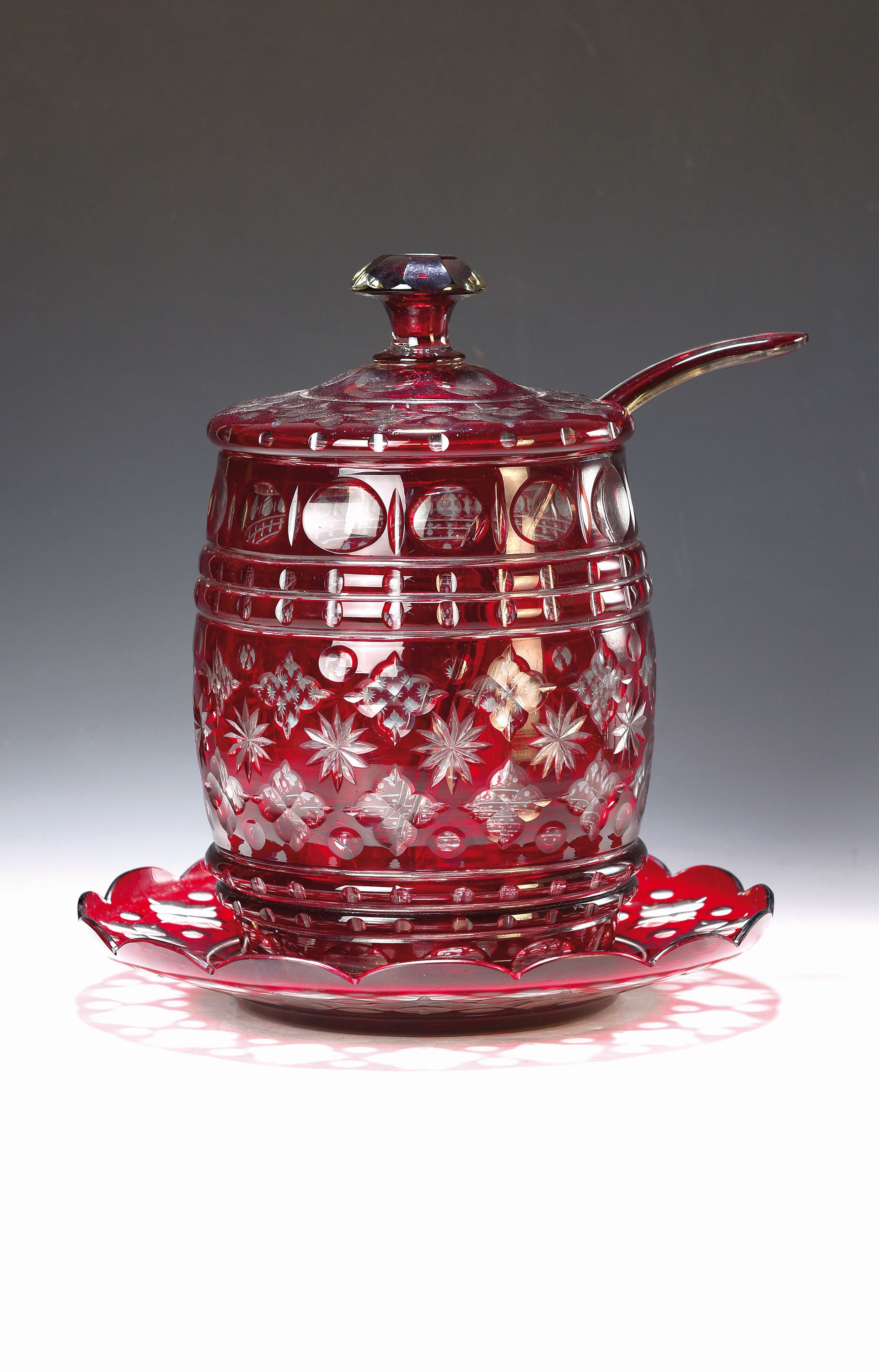 Bowlegefäß mit Unterteller und Schöpfkelle, Böhmen, um 1890, Kristallglas rot überfangen, reich geschnitten und geschliffen, H. ca. 31cm