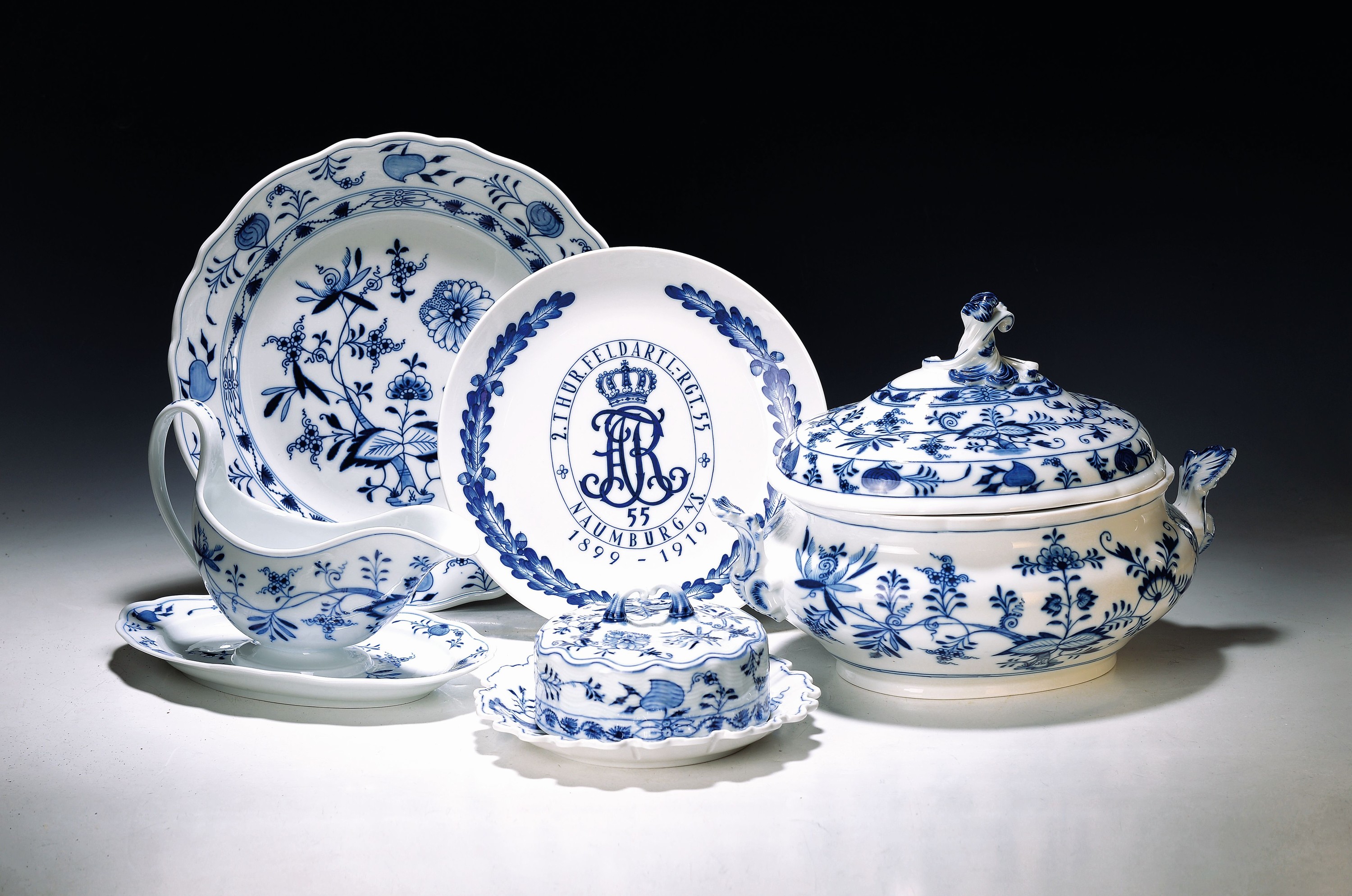 Speiseservice, Zwiebelmuster, Meissen, überwiegend Knaufzeit nach 1882, überwiegend 2.Wahl, Porzellan, unterglasurblauer Dekor, 15 Speiseteller D. ...