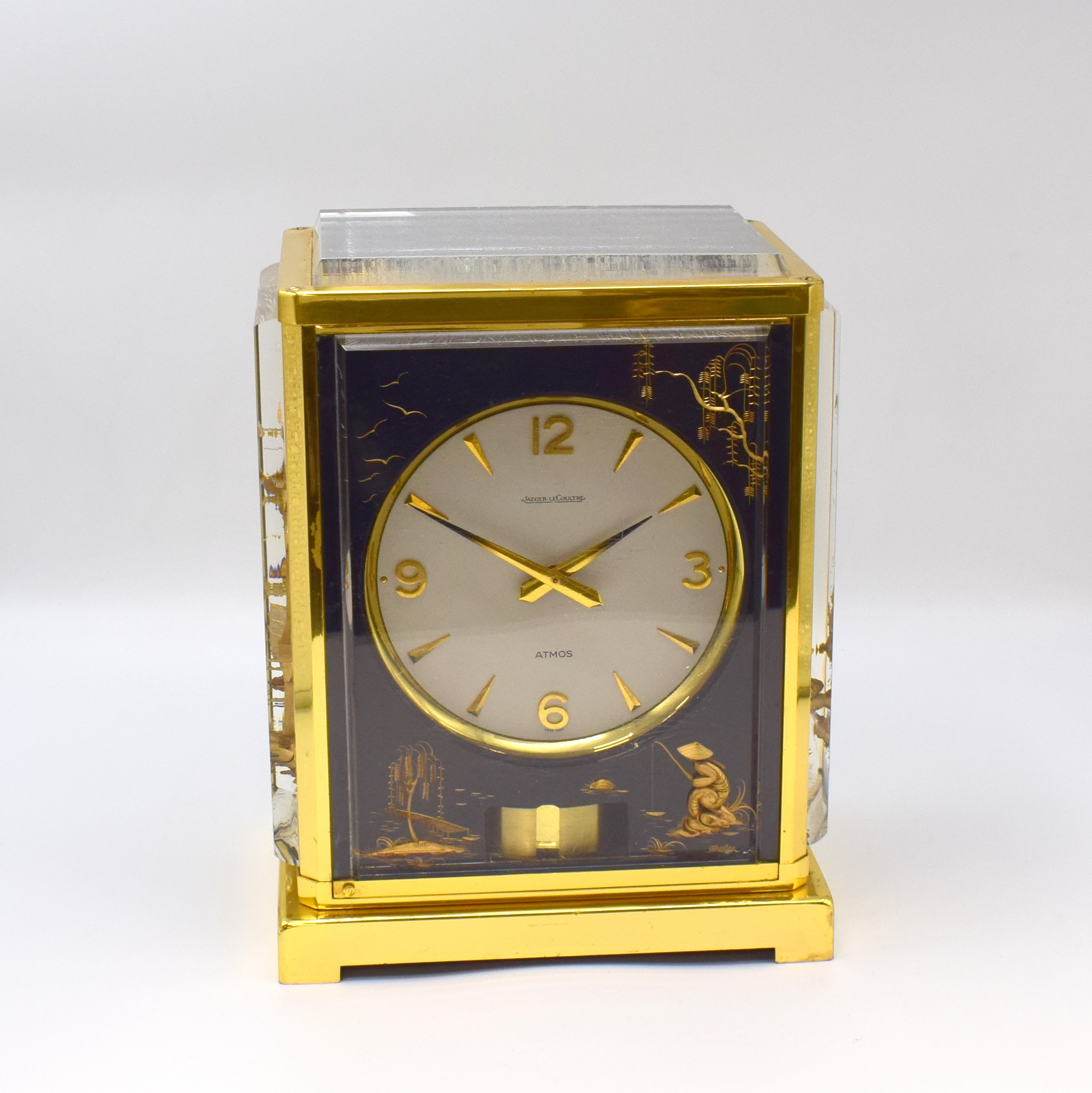 Jaeger-LeCoultre Tischuhr Serie Atmos Marina, Schweiz um 1980, aufwendiges Geh., Messingaußenteile hartverg., Front u. beide Seiten m. plast. Darst. ...