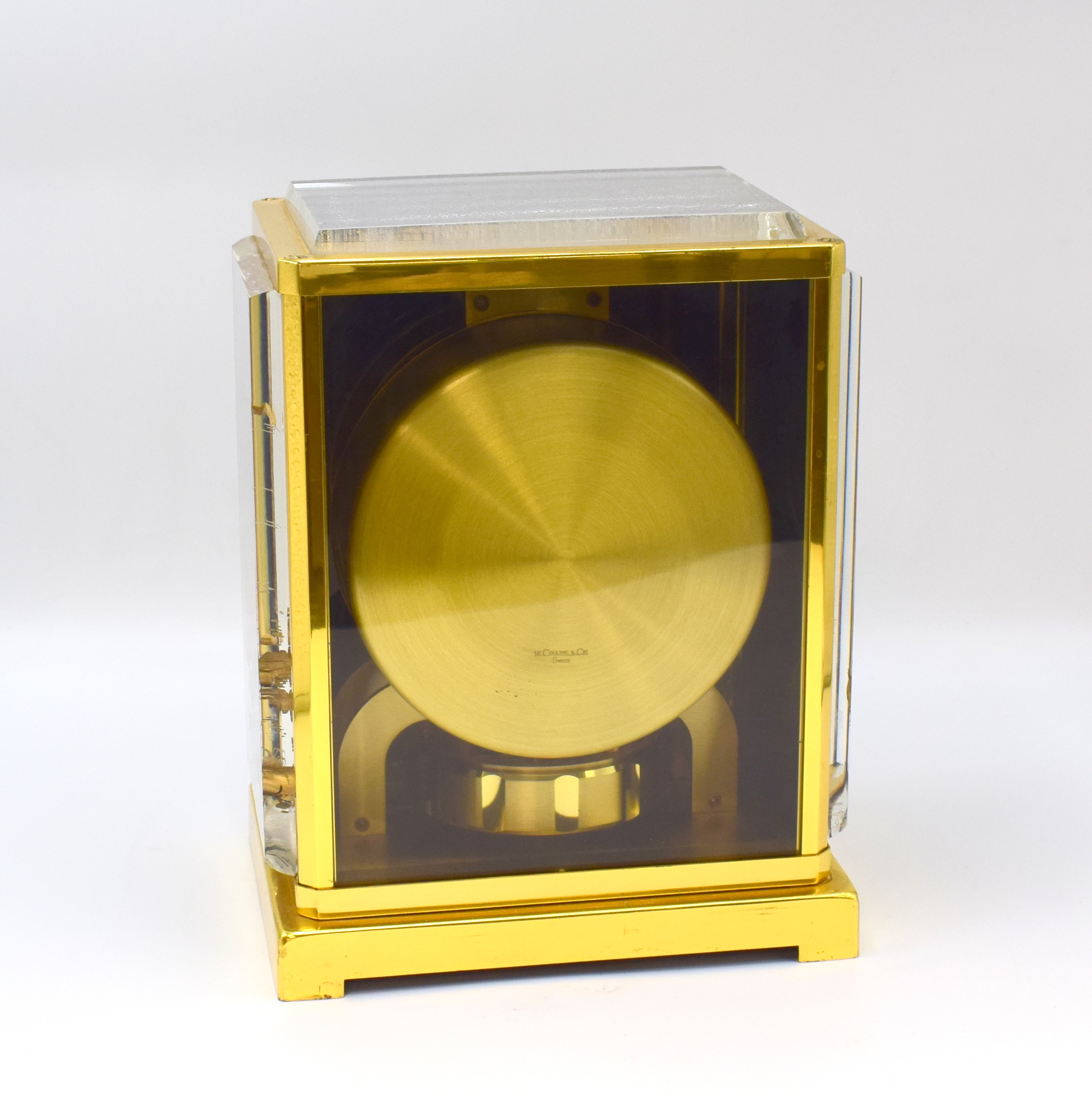 Detail d: Jaeger-LeCoultre Tischuhr Serie Atmos Marina, Schweiz um 1980, aufwendiges Geh., Messingaußenteile hartverg., Front u. beide Seiten m. plast. Darst. ...