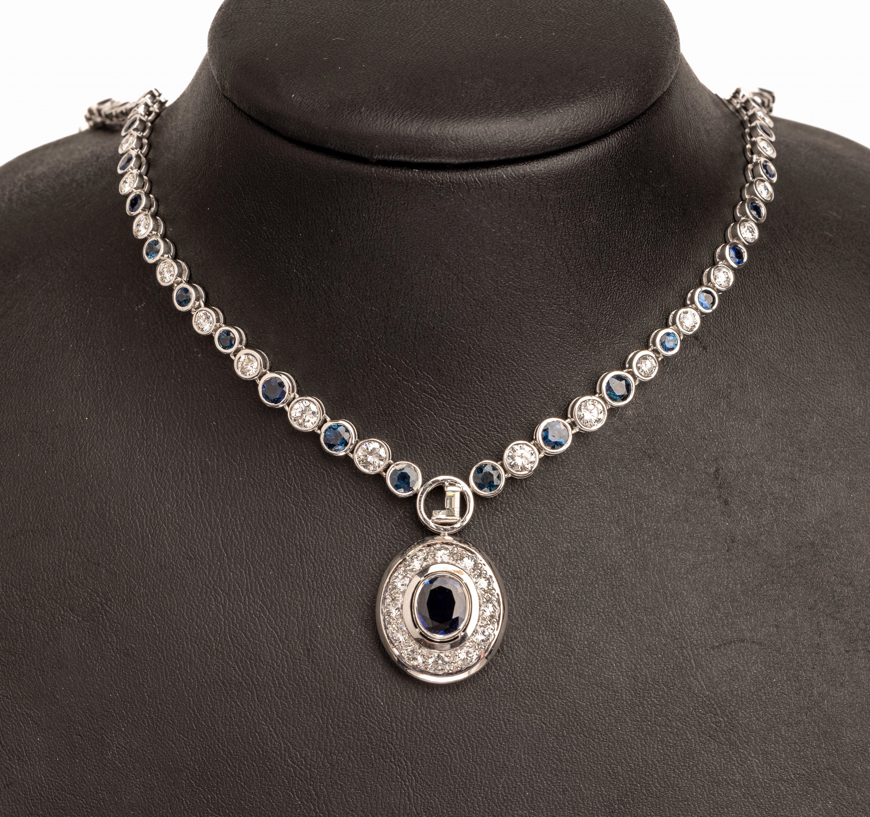 18 kt Gold Saphir-Brillant-Collier, WG 750/000, Abhängung mit ovalfacett. Saphir ca. 3.30 ct, 12 Brillanten zus. ca. 1.80 ct feines Weiß-Weiß/vs, ...