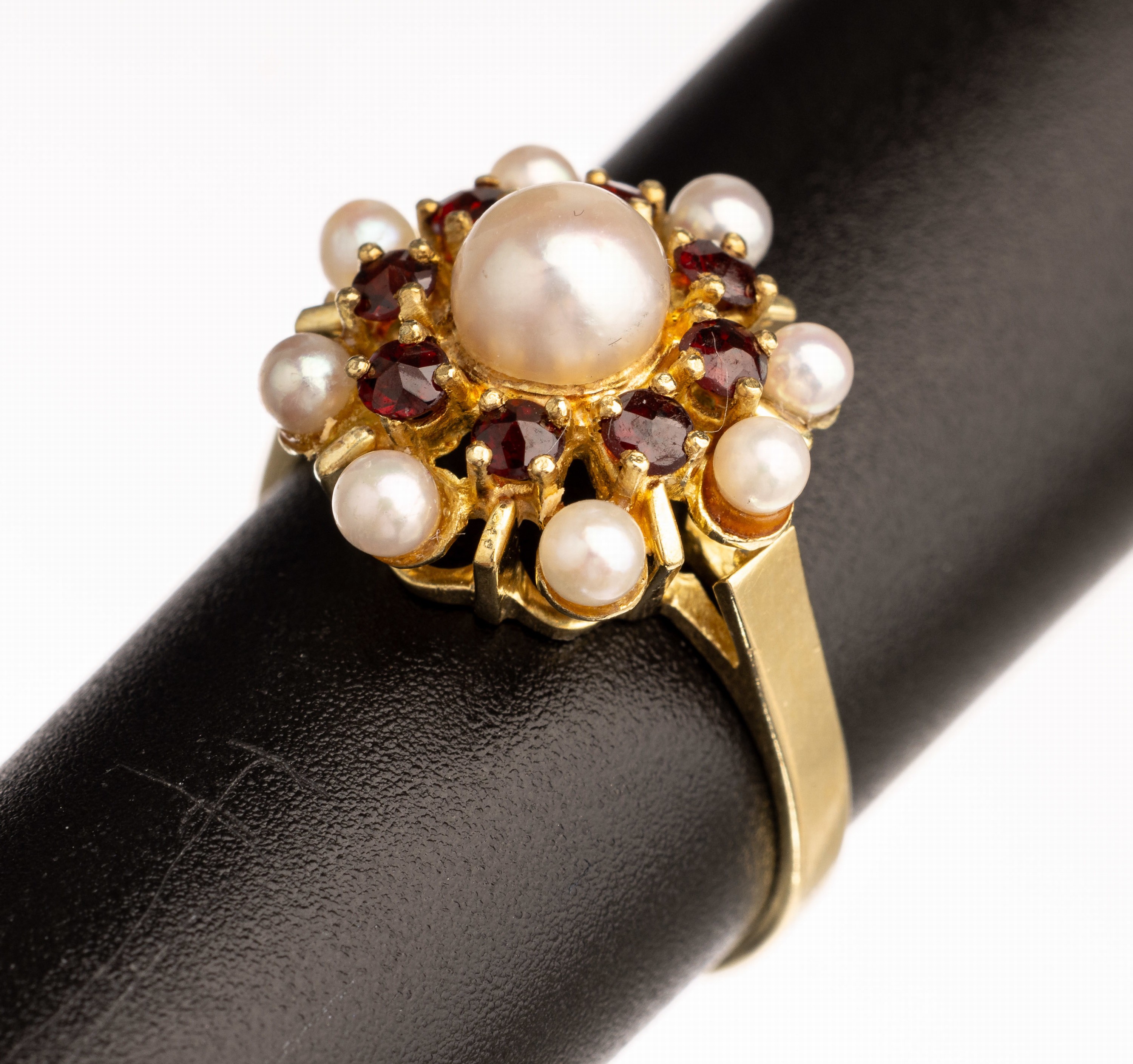 14 kt Gold Zuchtperl-Granat-Ring, GG 585/ 000, 9 weiße Zuchtperlen, Kranz aus 8 rund- facett. Granaten, total ca. 4.4 g, RW 53.5
