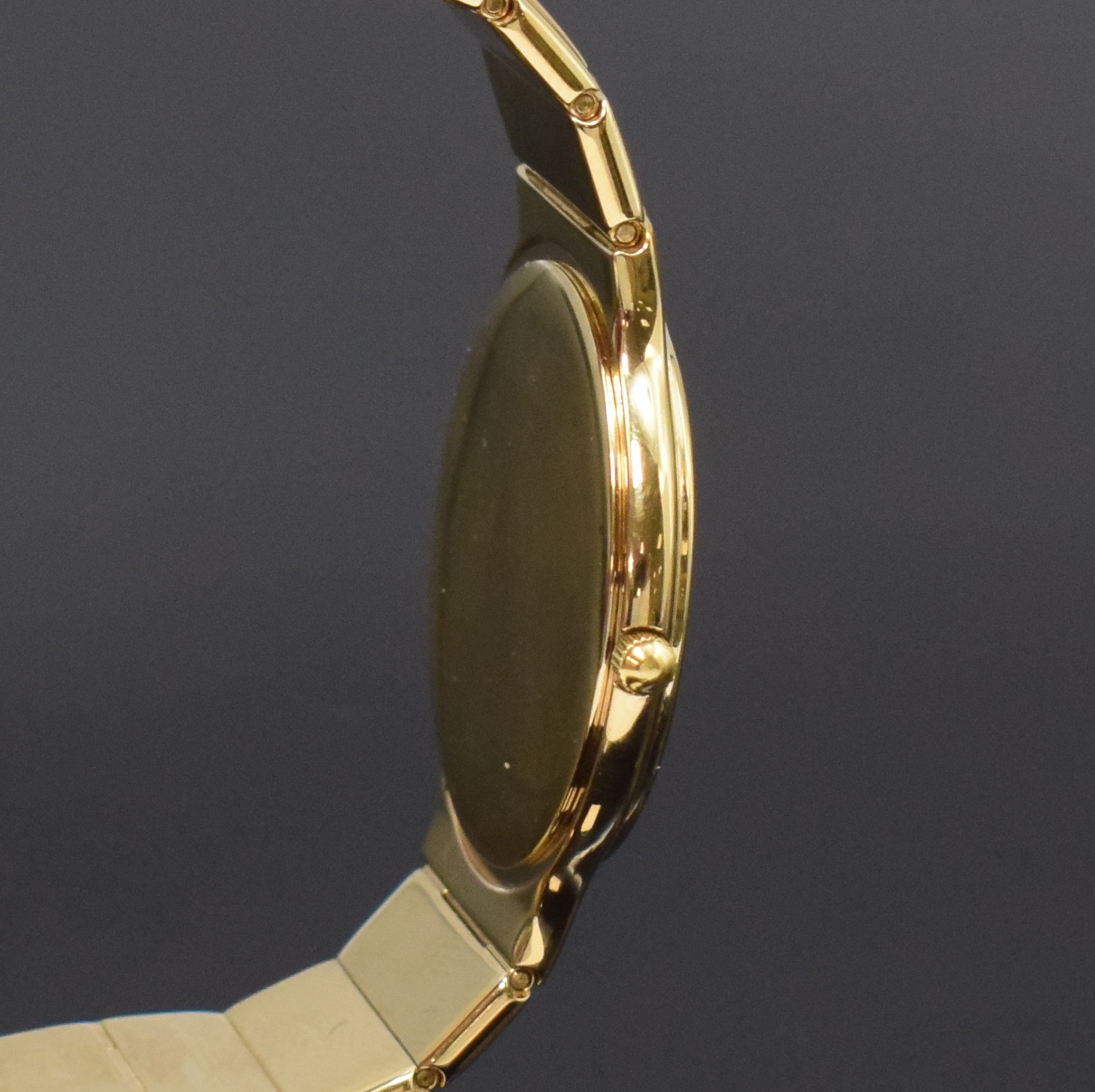 Detail c: ETERNA vergoldete Armbanduhr, Schweiz um 1990, quarz, Geh. an verg. orig. Band m. dopp. Faltschl., Boden aufgedr., goldfarb. Strukturzifferbl. m. ...
