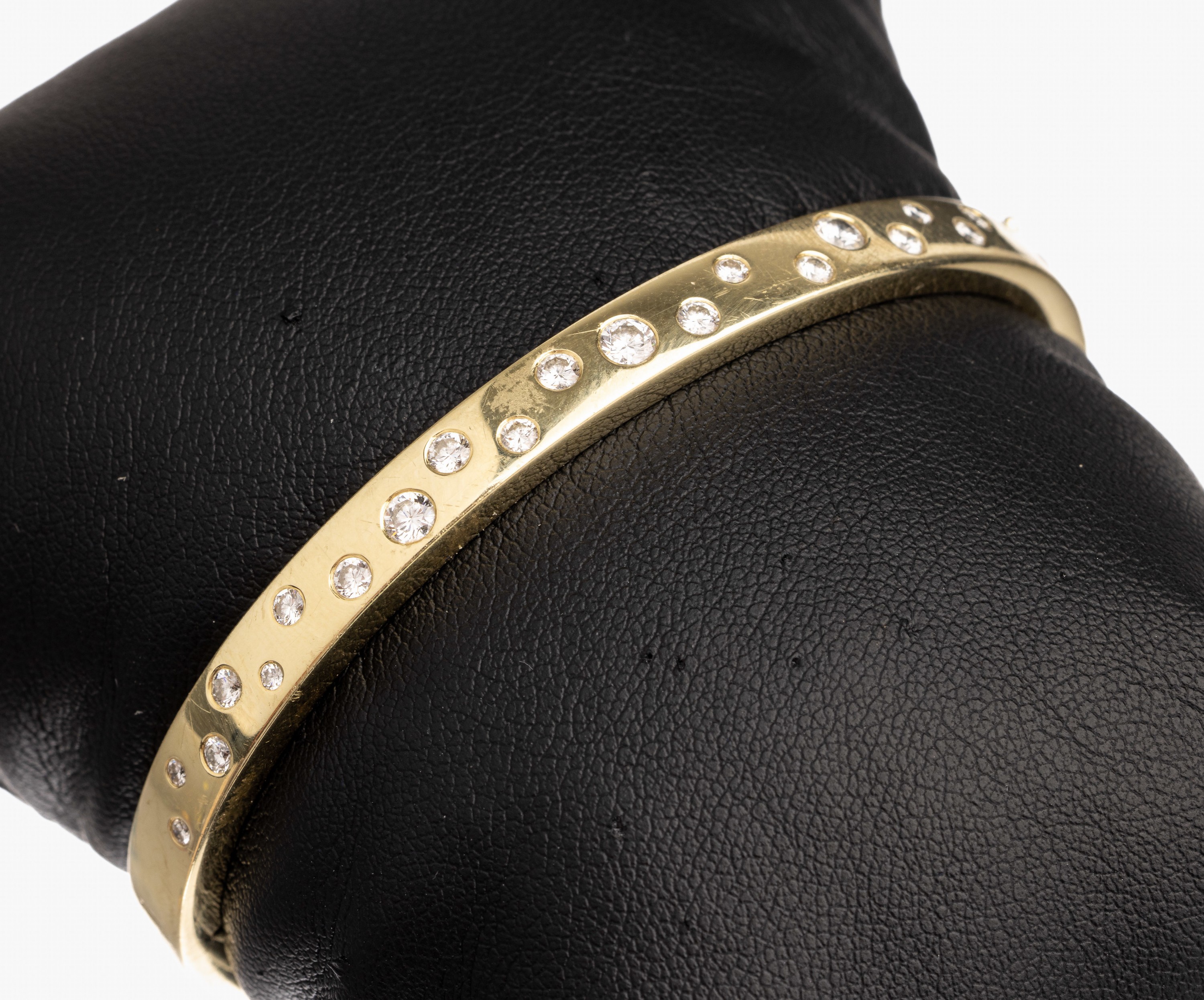 14 kt Gold Diamant-Armreif, GG 585/000, gefüllt, 23 Brillanten zus. ca. 0.52 ct Weiß/ si, total ca. 18.7 g, Klappscharnier mit 2 ...