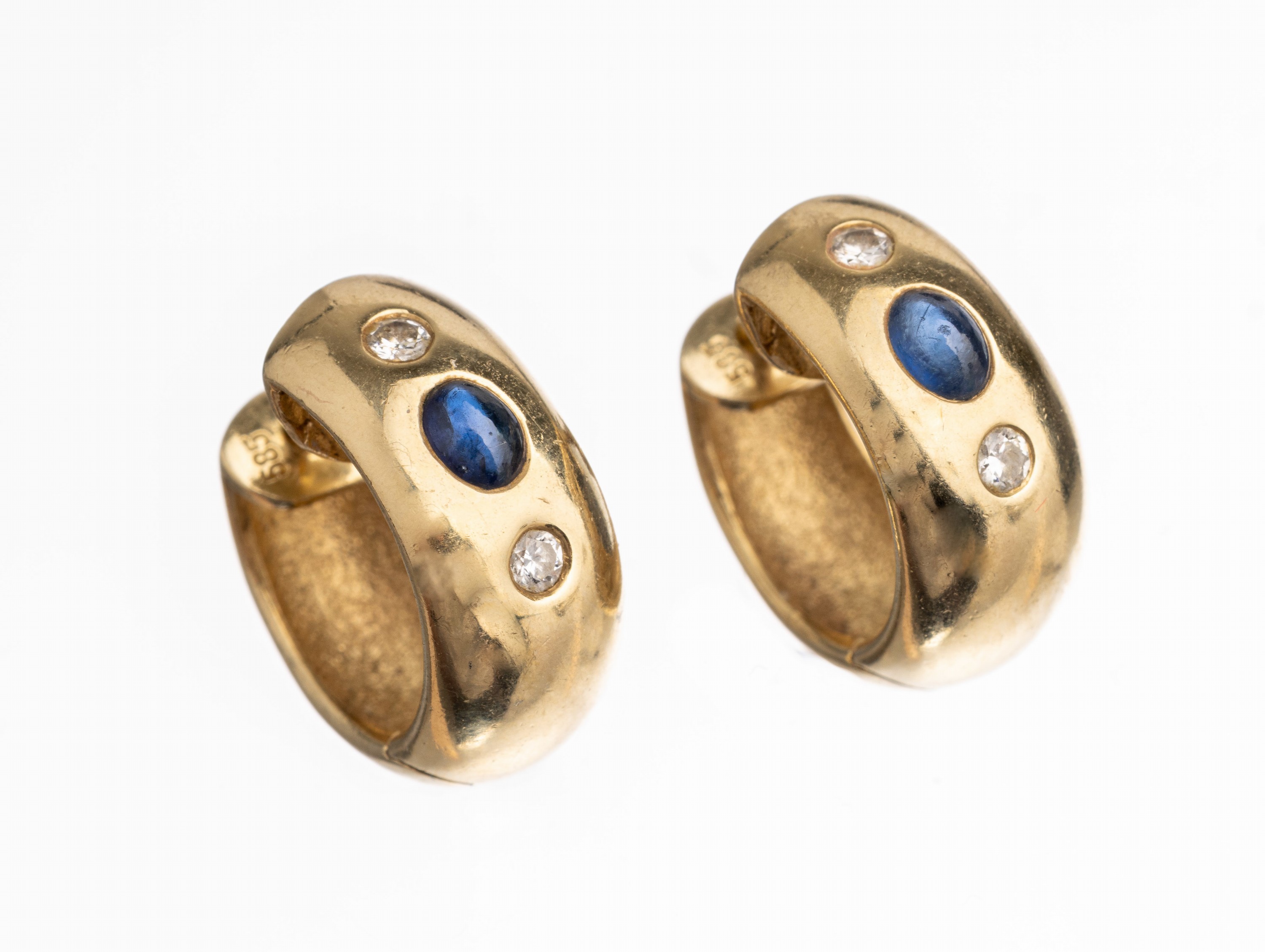 Paar 14 kt Gold Saphir-Diamant-Ohrcreolen, GG 585/000, 2 Saphir-Cabochons zus. ca. 0.20 ct, 4 Brillanten zus. ca. 0.12 ct Weiß/si, total ca. 7.2 g, ...