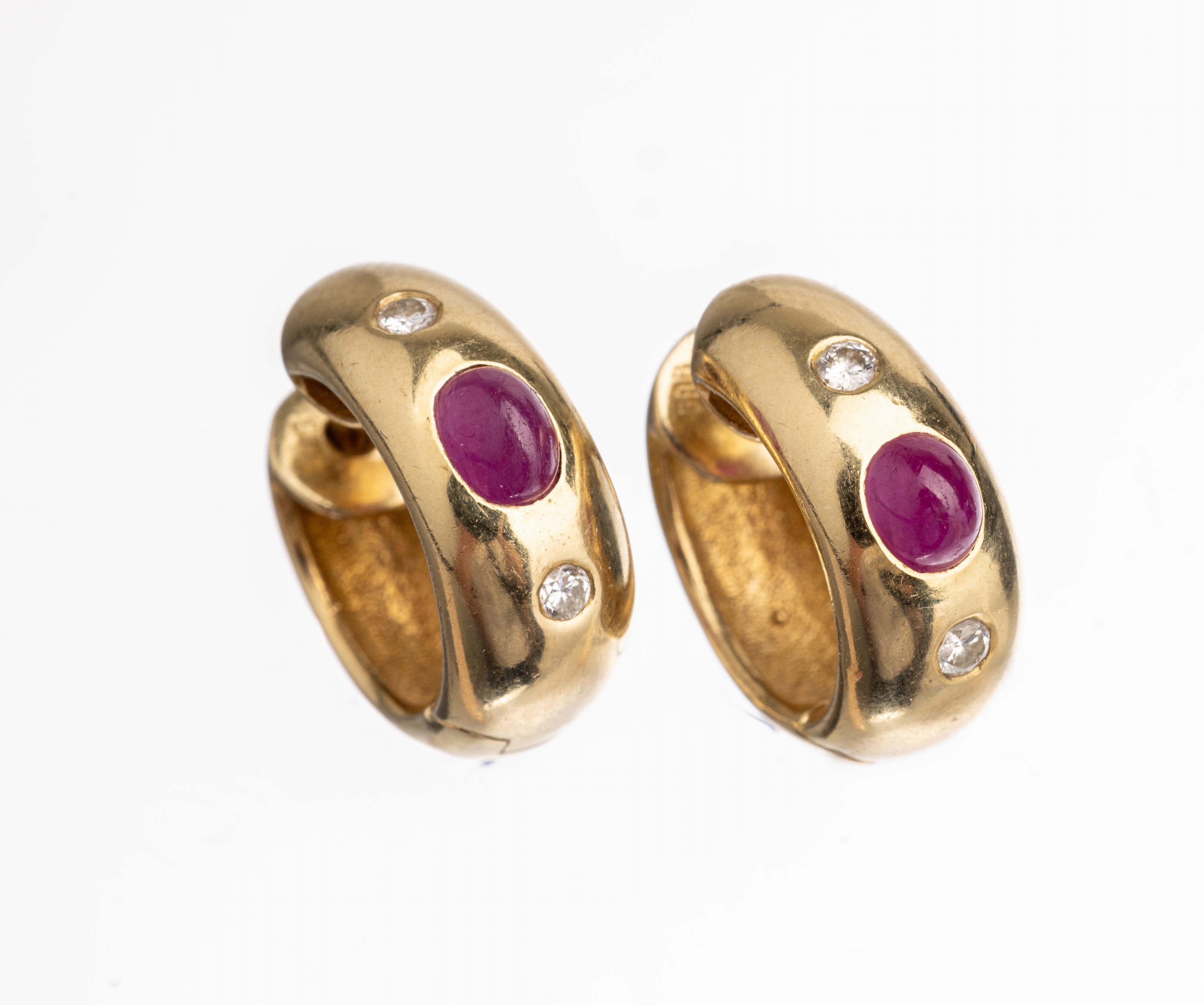 Paar 14 kt Gold Rubin-Diamant-Ohrcreolen, GG 585/000, 2 Rubin-Cabochons zus. ca. 0.60 ct, 4 Brillanten zus. ca. 0.16 ct (grav.) Weiß/si, total ca. ...