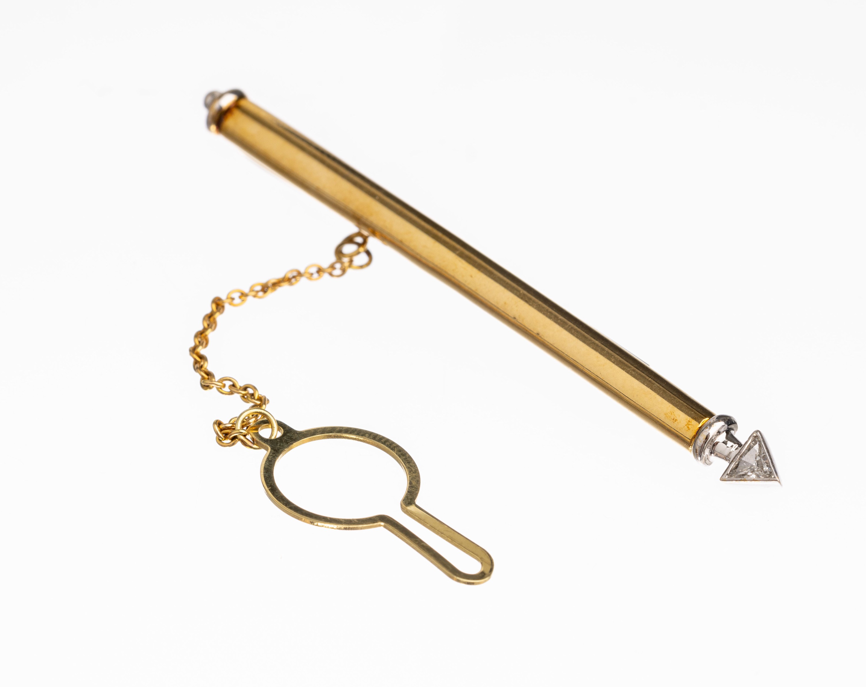 14 kt Gold Diamant-Krawattennadel, GG/WG 585/000, Diamant-Triangel ca. 0.10 ct Weiss/si,mit Sicherheitskettchen, L. ca. 6 cm, total ca. 6.2 g