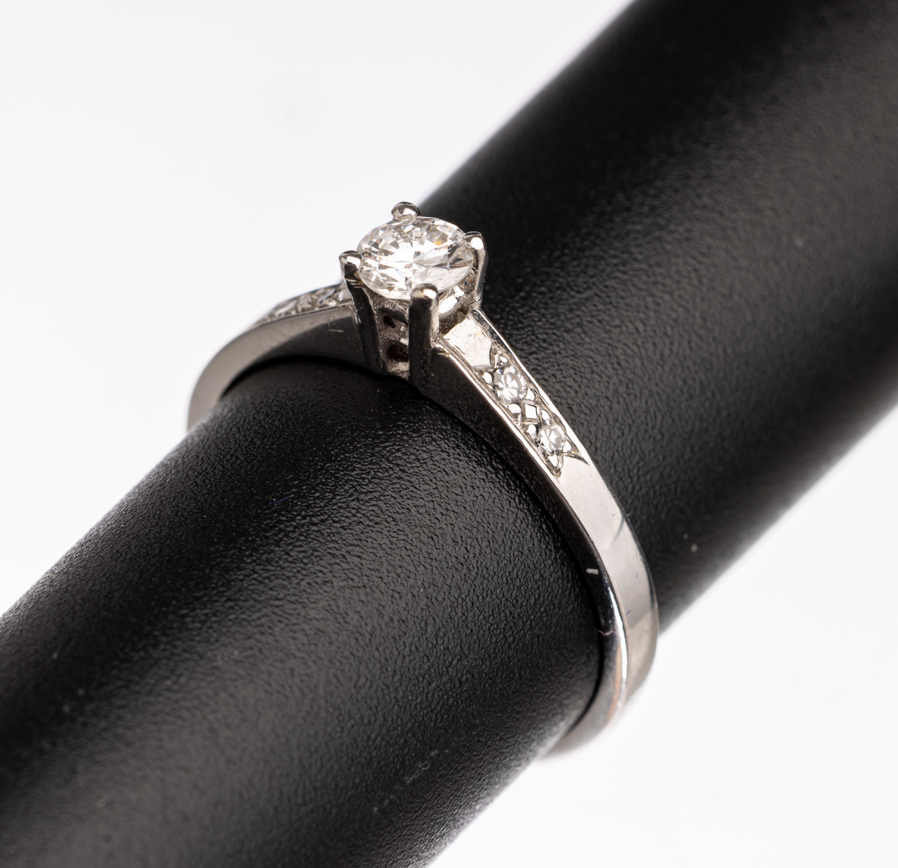 14 kt Gold Diamant-Ring, WG 585/000, 1 Brillant ca. 0.25 ct feines Weiß/vs, 4 8/8- Diamanten zus. ca. 0.04 ct Weiß/si, total ca. 2.2 g, RW 54