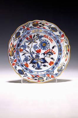 Image Teller, Meissen, um 1900, 1. Wahl, blaues Zwiebelmuster rot und golden gehöht, D. ...