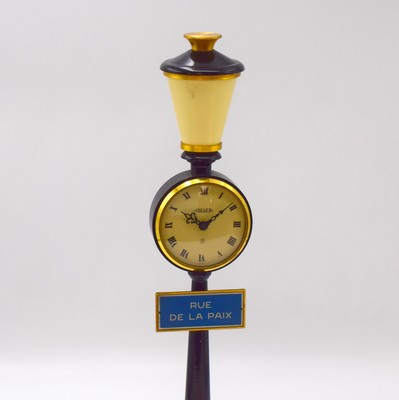 26787941a - JAEGER table clock in shape of a street lamp of the RUE de la Paix in Paris reference 457, Switzerland 1970´s, 8-days movement, solid metal housing partial gold plated, height approx. 28 cm, condition 2-3