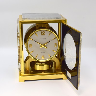 26787944b - Jaeger-LeCoultre table clock series Atmos Marina, Switzerland around 1980, lavish case, Messingaußenteile gold plated, front and both sides with representation Chinese scene, gold-plated movement with torsion-pendulum, wound by barometric pressure changes, chain and barrel, Aneroid-cell, (Perpetuum-Mobile), measures approx. 23 x 18 x 14 cm, condition 2 -3