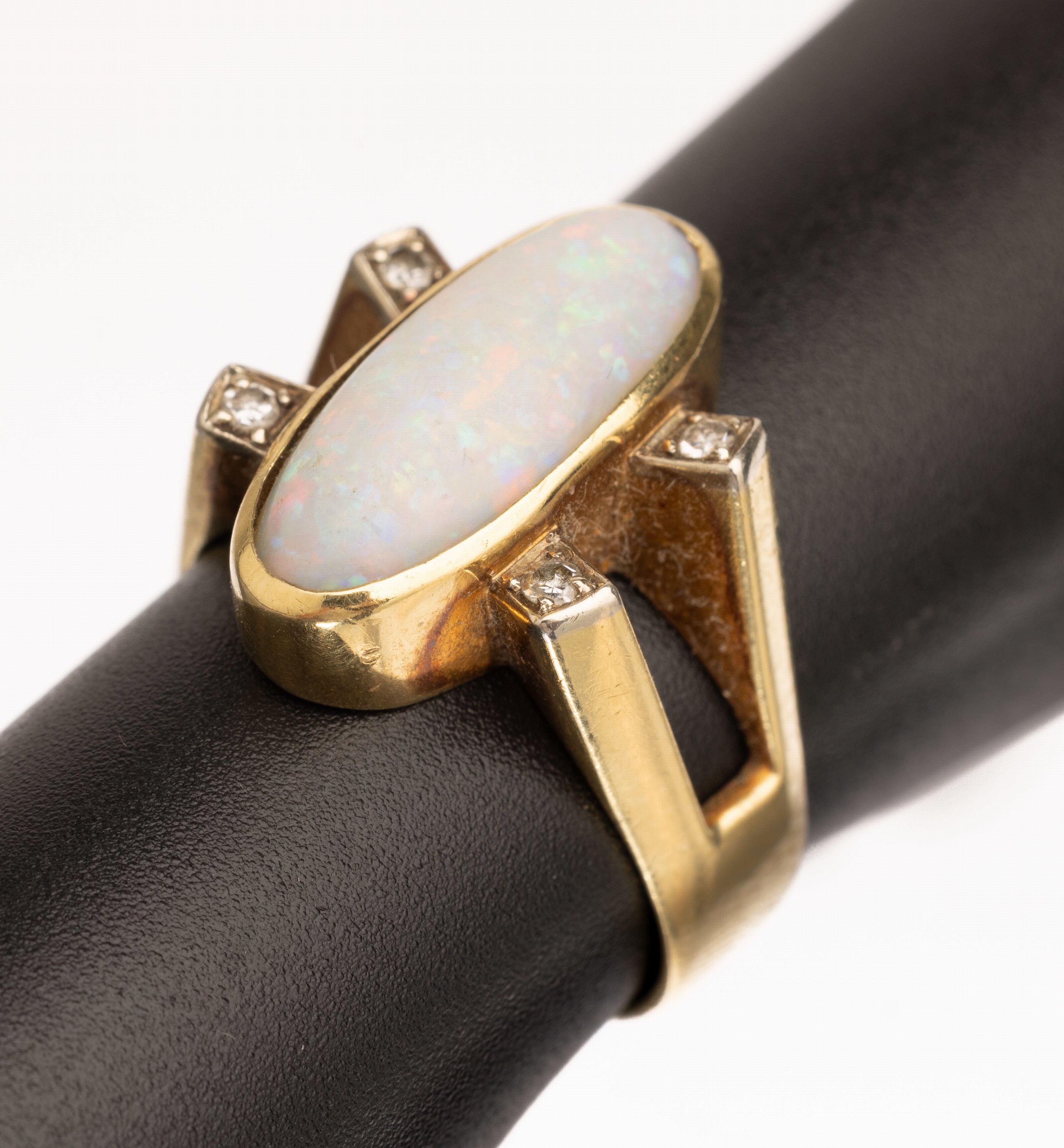 14 kt Gold Opal-Diamant-Ring, GG 585/000, ovaler Opalcabochon mit orange-blau-grünem Farbspiel, ca. 3.40 ct, 4 8/8-Diamanten zus. ca. 0.08 ct ...