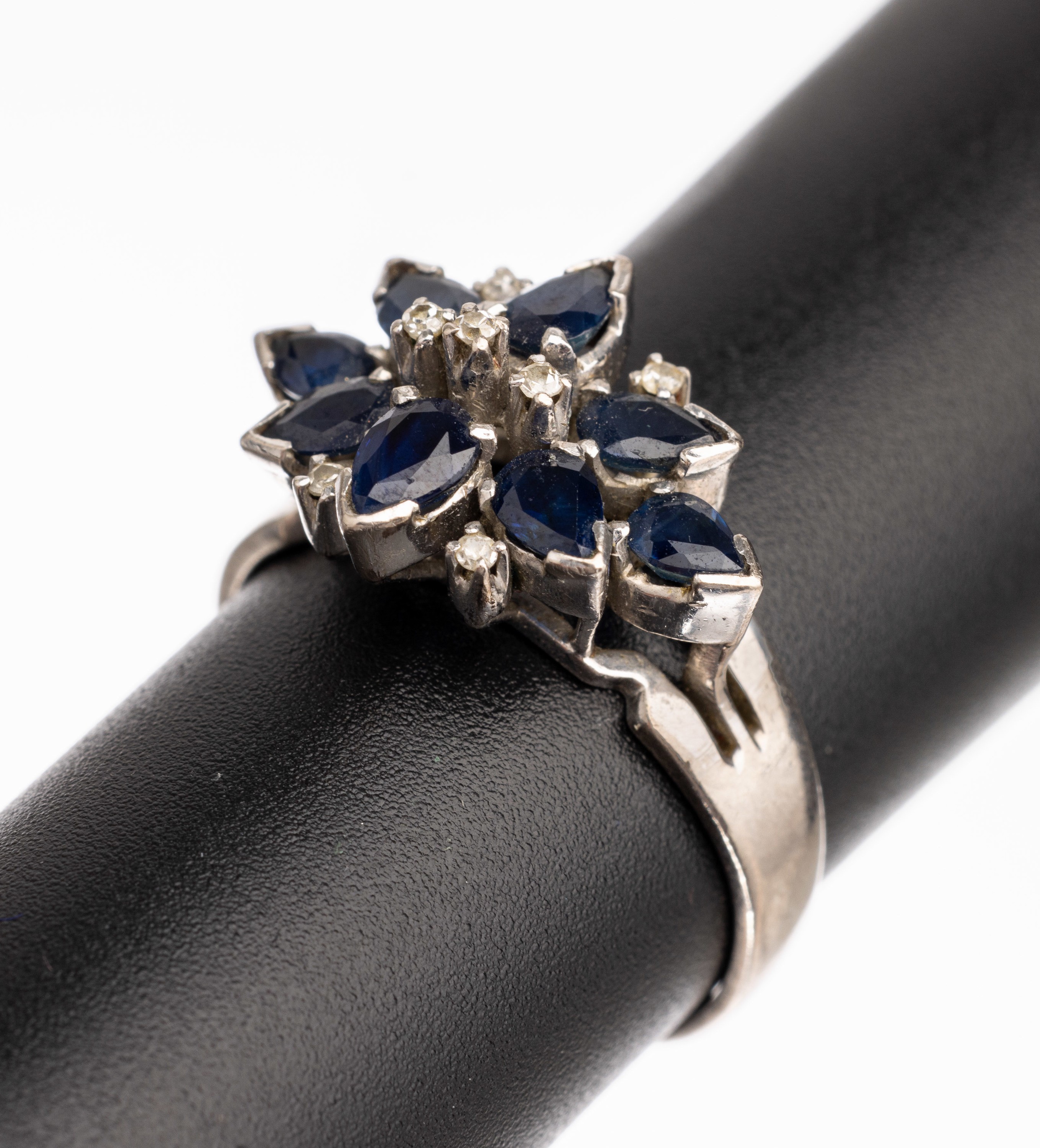 18 kt Gold Saphir-Diamant-Ring, WG 750/000,8 facett. Saphirtropfen zus. ca. 0.80 ct in mehreren Ebenen gefasst, 7 8/8-Diamanten zus. ca. 0.03 ct ...