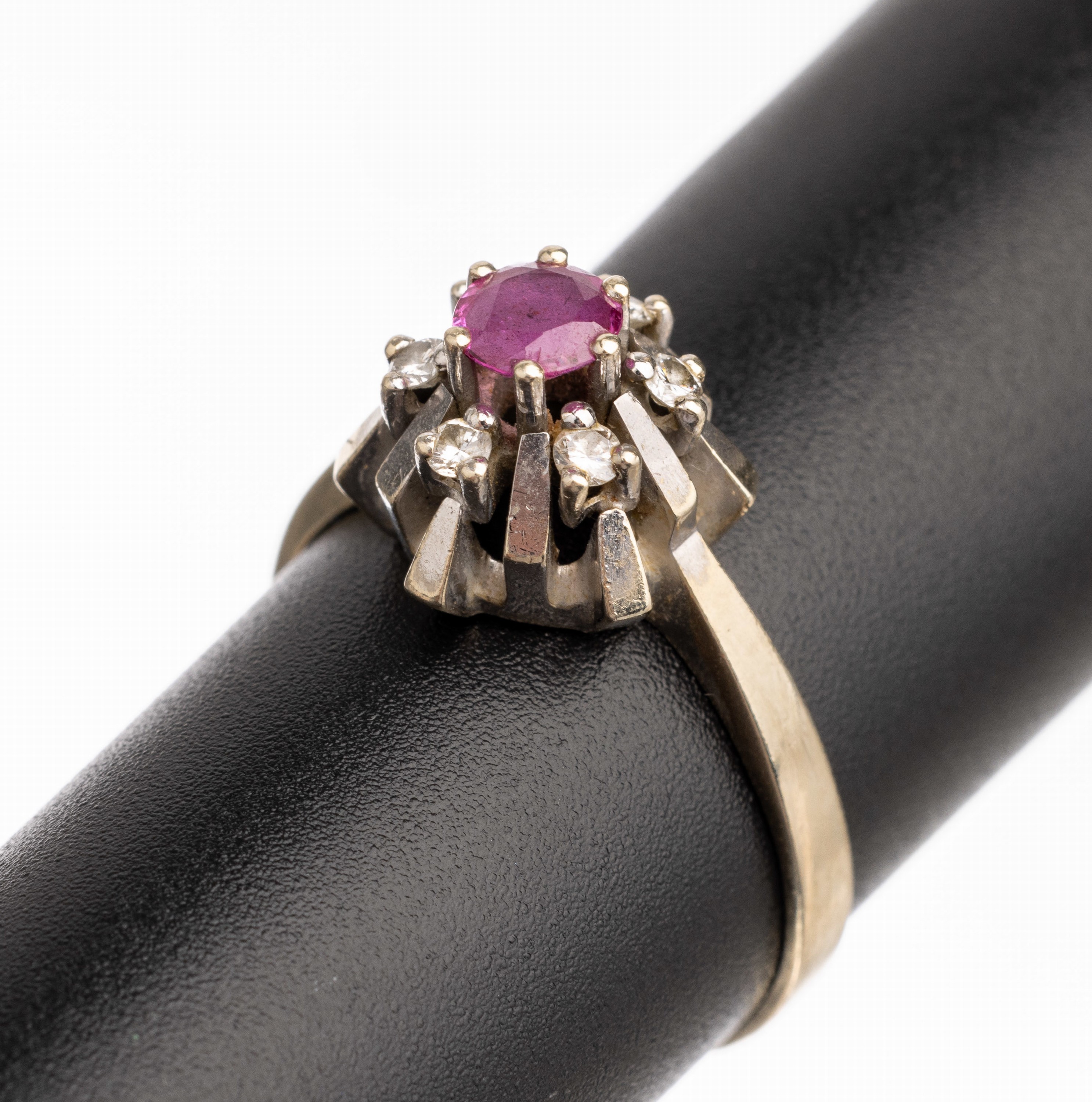 14 kt Gold Rubin-Diamant-Ring, WG 585/000, rundfacett. Rubin ca. 0.30 ct erhaben gefasst,6 Diamanten zus. ca. 0.18 ct Weiß/si, RW 60, ca. 4.1 g, ...