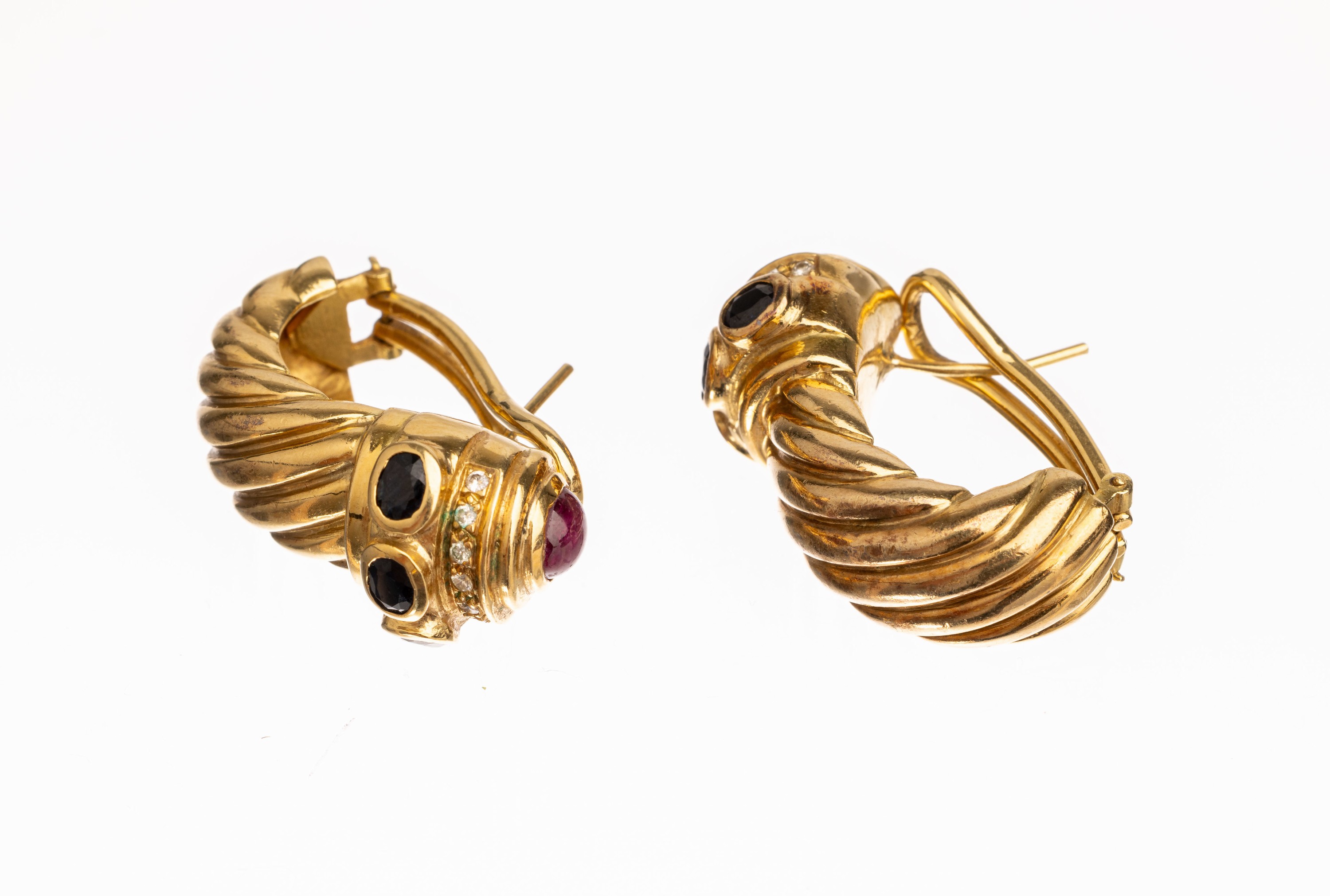 18 kt Gold Saphir-Rubin-Diamant-Ohrstecker, GG 750/000, besetzt mit je 3 ovalfacett. Saphire zus. ca. 1.20 ct, je einem runden Rubincabochon zus. ca. ...