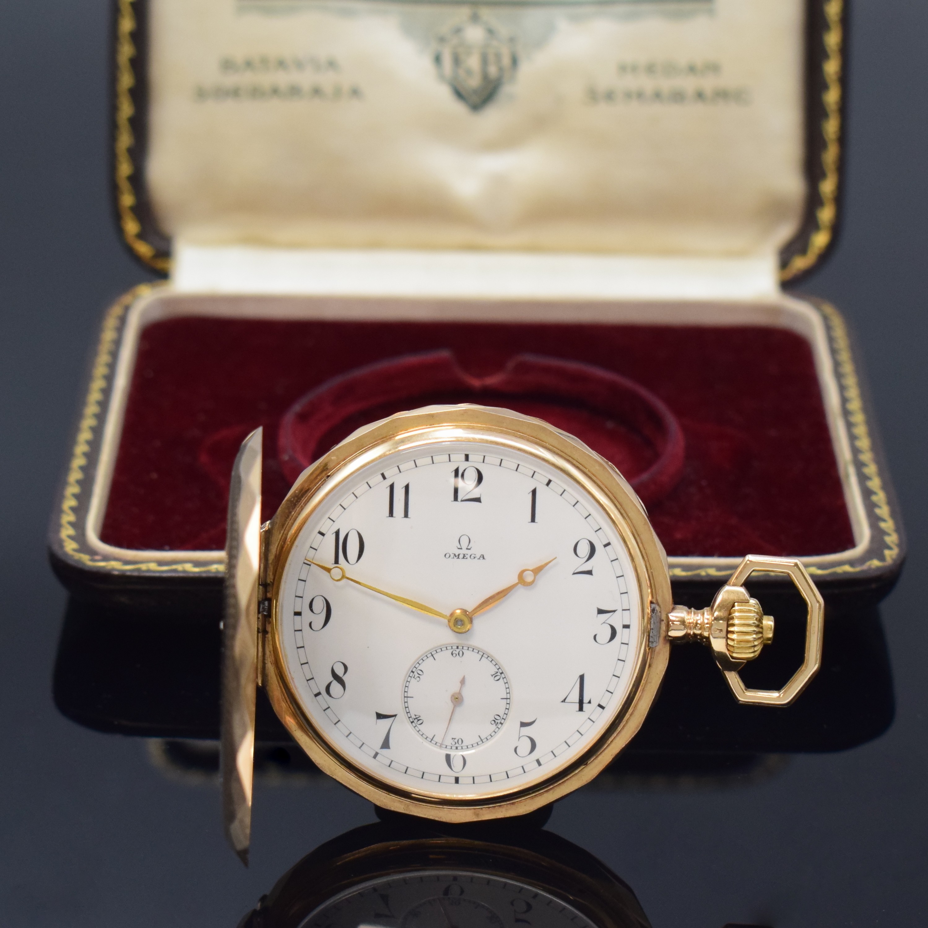 OMEGA Savonette in RoseG 585/000, Schweiz um 1905, facettiertes 3-Deckel Goldgeh., Emailblatt m. arab. Zahlen, mattverg. Ankerwerk im typ. ...