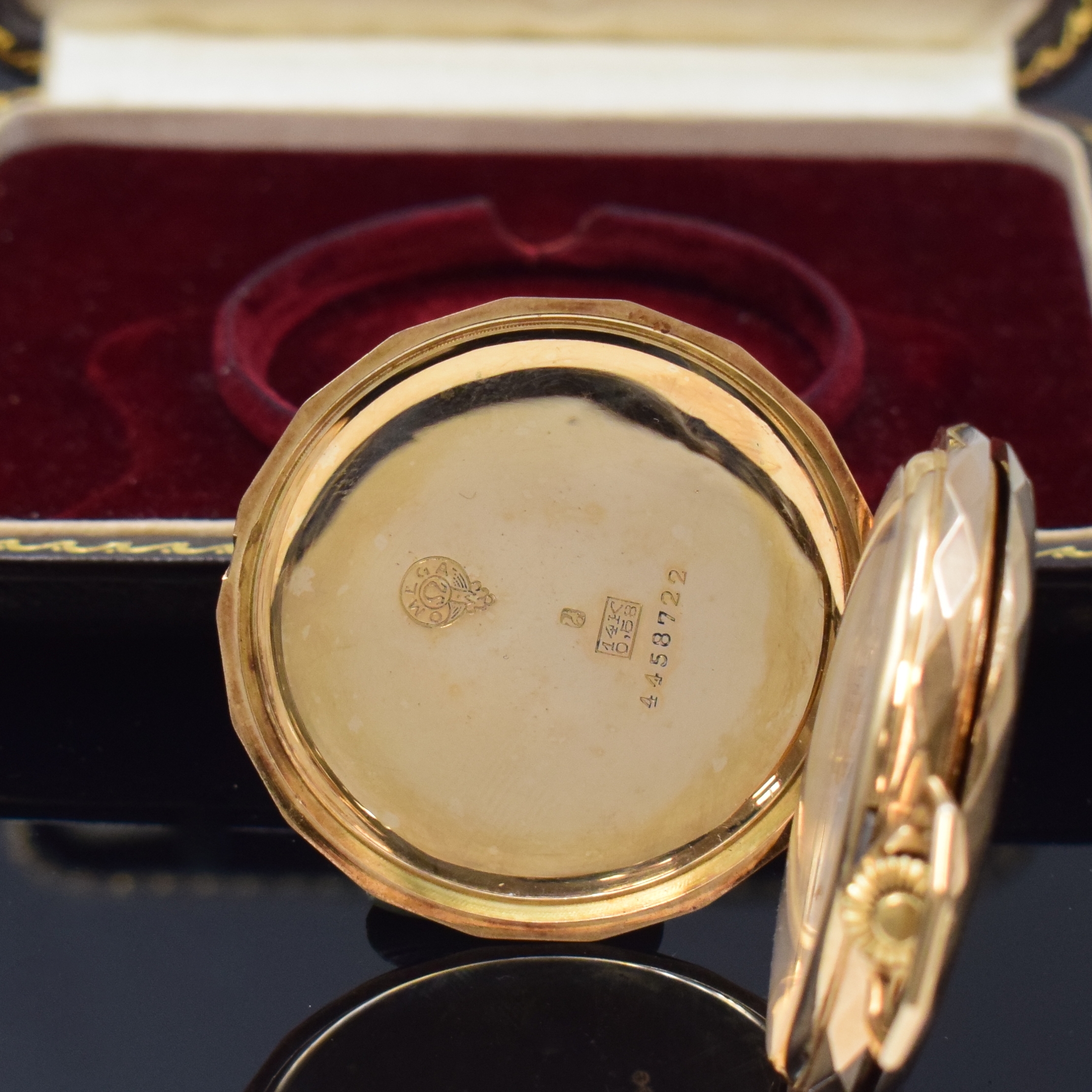 Detail a: OMEGA Savonette in RoseG 585/000, Schweiz um 1905, facettiertes 3-Deckel Goldgeh., Emailblatt m. arab. Zahlen, mattverg. Ankerwerk im typ. ...