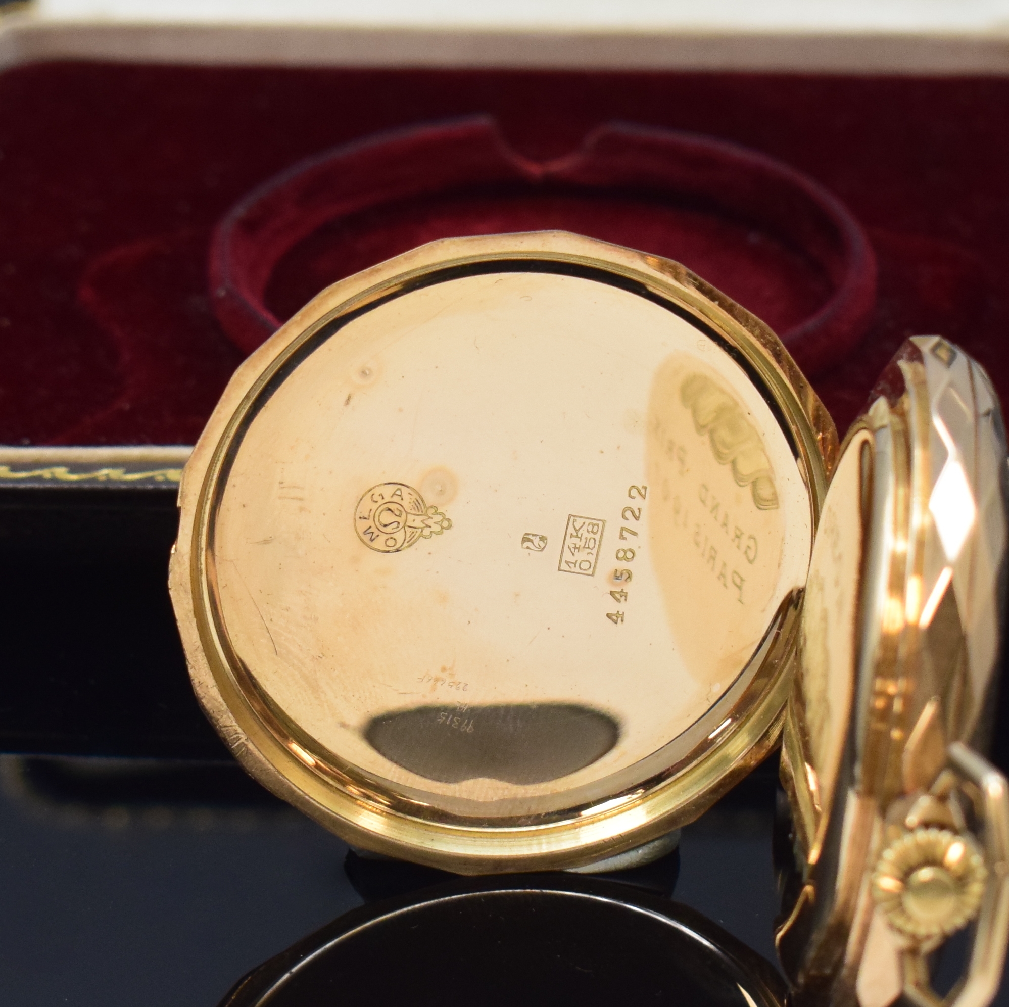 Detail d: OMEGA Savonette in RoseG 585/000, Schweiz um 1905, facettiertes 3-Deckel Goldgeh., Emailblatt m. arab. Zahlen, mattverg. Ankerwerk im typ. ...