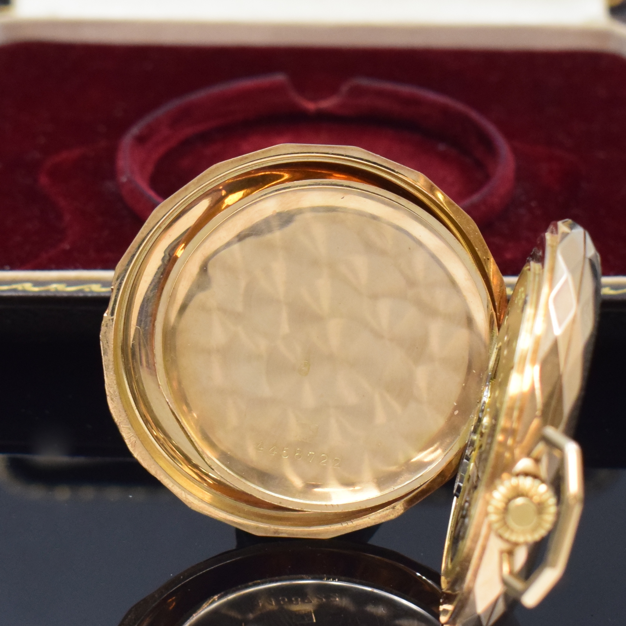 Detail f: OMEGA Savonette in RoseG 585/000, Schweiz um 1905, facettiertes 3-Deckel Goldgeh., Emailblatt m. arab. Zahlen, mattverg. Ankerwerk im typ. ...