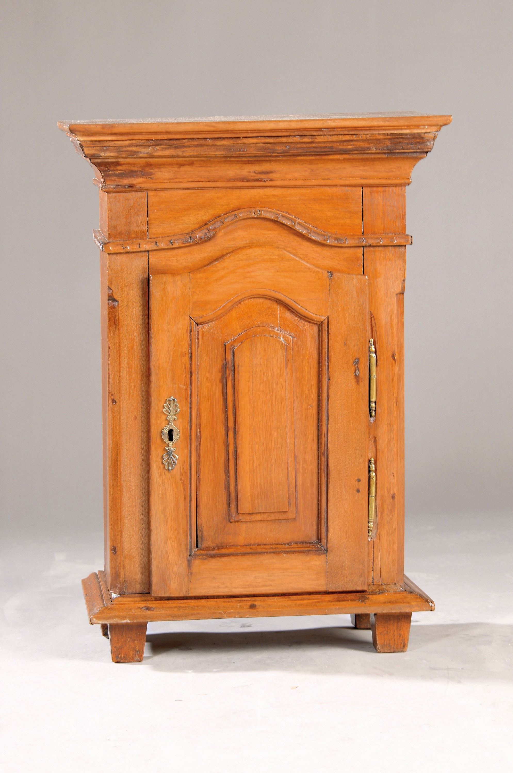 Wandschränkchen, Barock, um 1750, Nußbaum massiv, kassettiert, ca. 62 x 43 x 23.5 cm, ein Fachboden, EZ 2