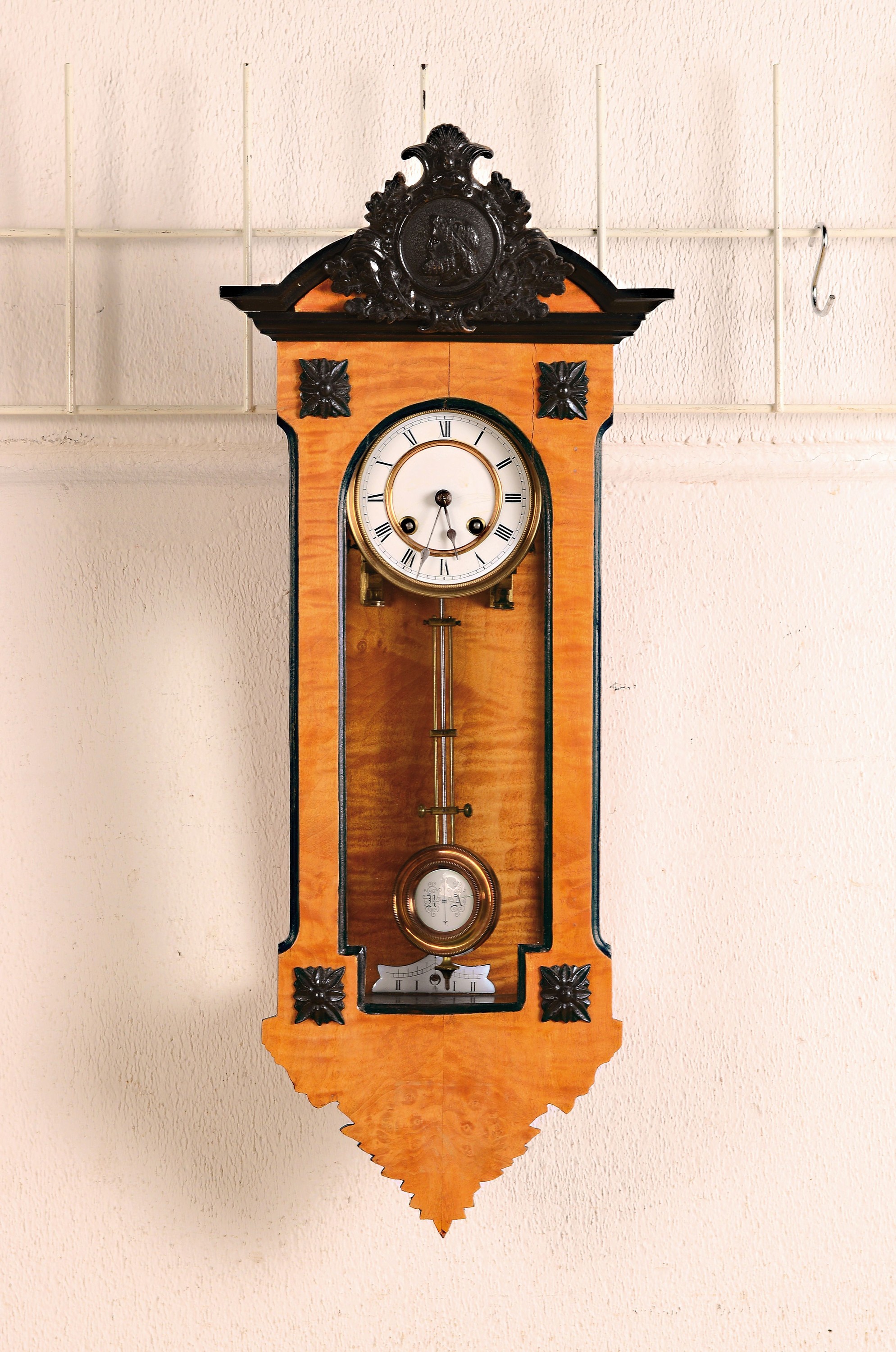 Kleine Wanduhr, Gustav Becker um 1891, Holzgehäuse mit Birkenfurnier, dreiseitig verglast, z.T. schwarz abgesetzt, zweigeteiltes Emailzifferblatt, ...