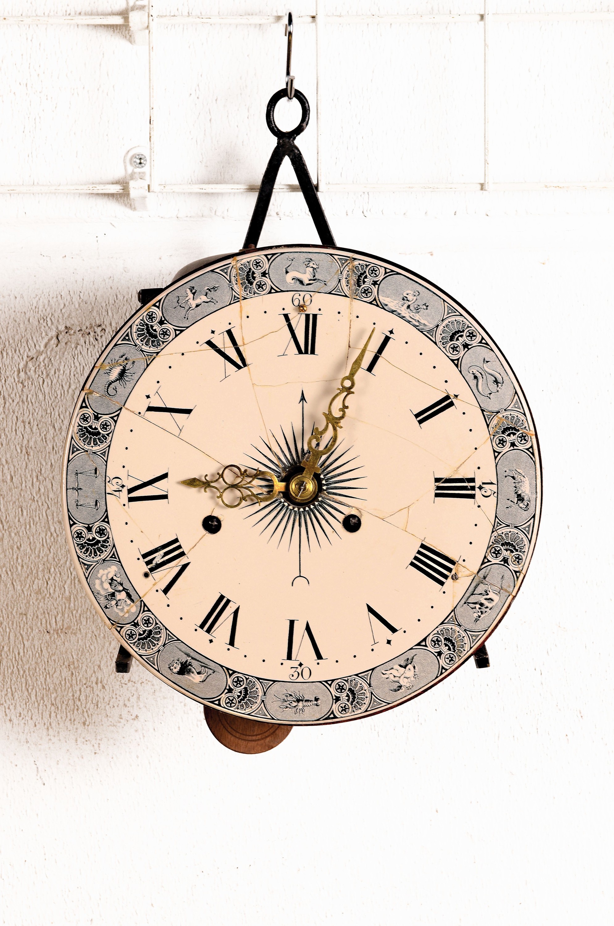 Standuhr, Spätbiedermeier, wohl deutsch um 1840, einteiliges poliertes Holzgehäuse, z.T. schwarz abgesetzt, mit Doppelsternen und Vögeln ...