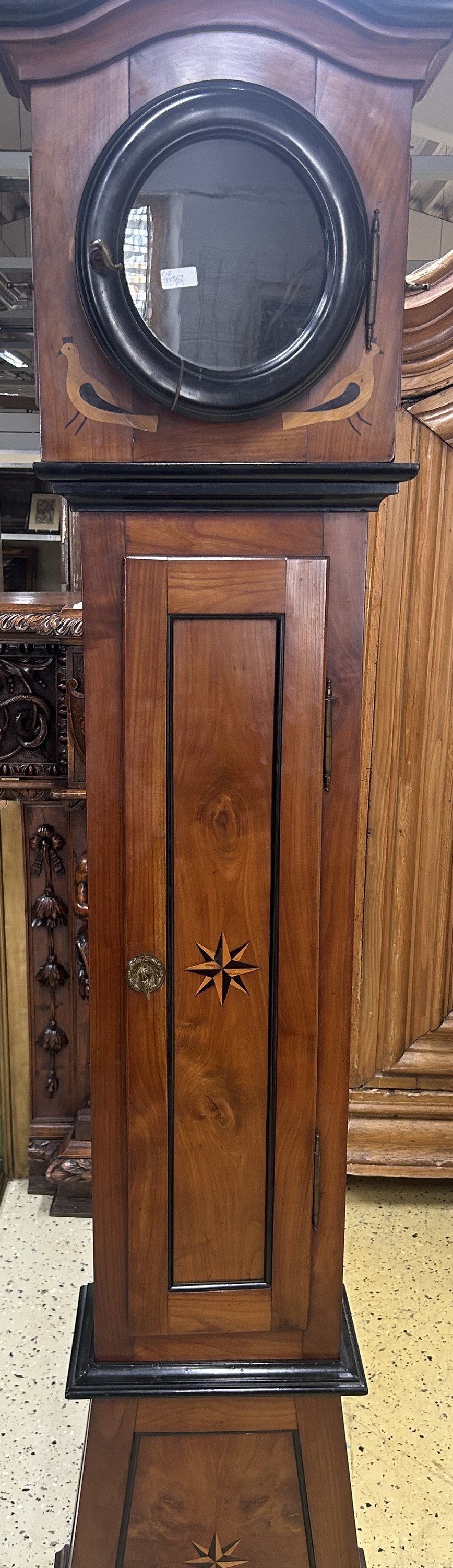 Detail a: Standuhr, Spätbiedermeier, wohl deutsch um 1840, einteiliges poliertes Holzgehäuse, z.T. schwarz abgesetzt, mit Doppelsternen und Vögeln ...