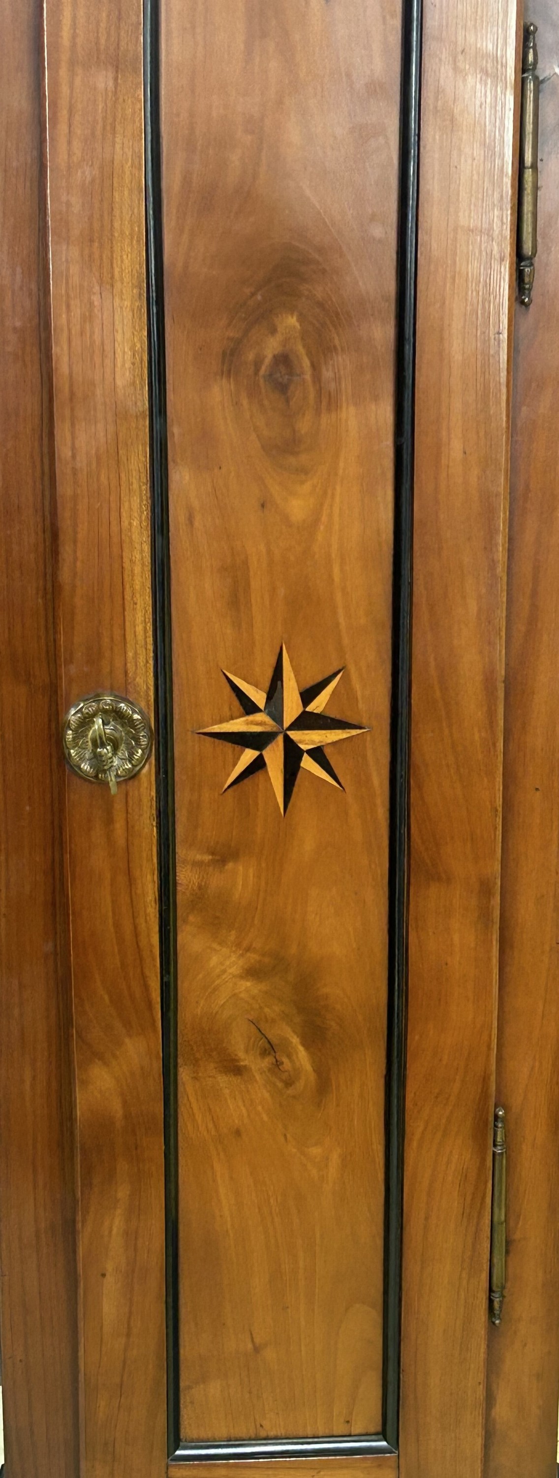 Detail c: Standuhr, Spätbiedermeier, wohl deutsch um 1840, einteiliges poliertes Holzgehäuse, z.T. schwarz abgesetzt, mit Doppelsternen und Vögeln ...