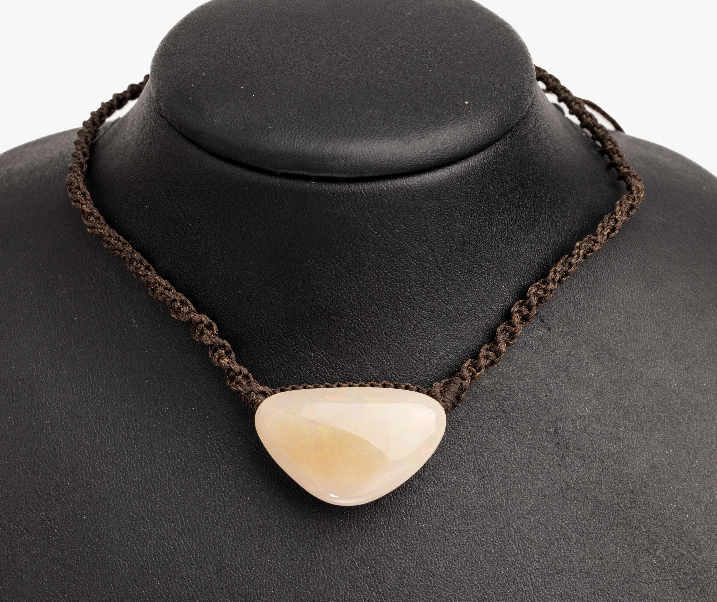 Boulderopal-Collier, Multistring-Collier besteht aus geflochtenen Polyesterfäden, weißer Vollopal, gekerbt nicht gebohrt ca. 38 ct, nat. Riss, L. ...