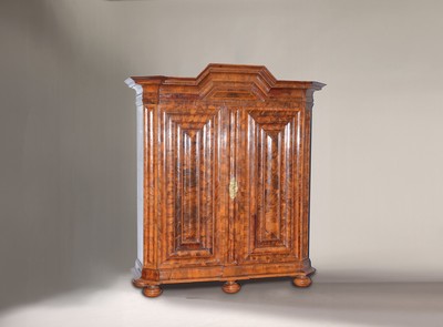 Image Frankfurt cabinet, around 1740/50, walnut veneer, wide cornice with gable roof front, ...