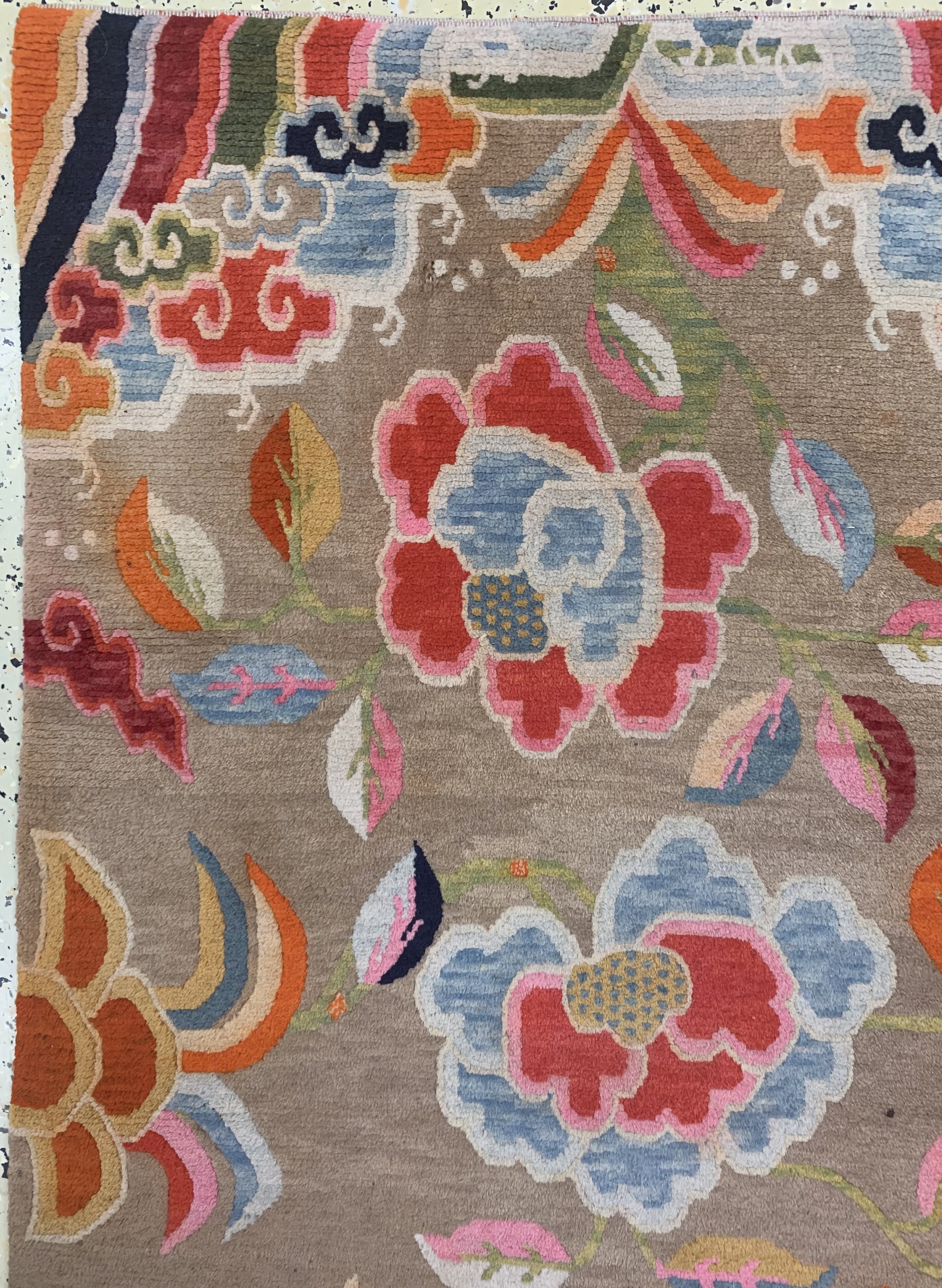 Detail b: Shigatse "Khaden", Tibet, um 1920, Wolle auf Baumwolle, ca. 145 x 89 cm, EHZ: 2, minimal Mottenfraß
